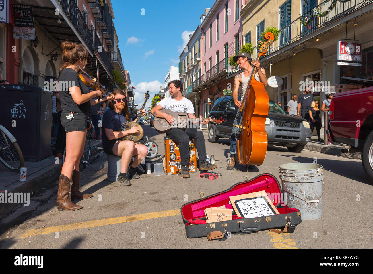 New Orleans Street, Blick auf eine Band, Blues und Country Musik in Royal Street in der Mitte des French Quarter (Vieux Carre), New Orleans, USA. Stockfoto