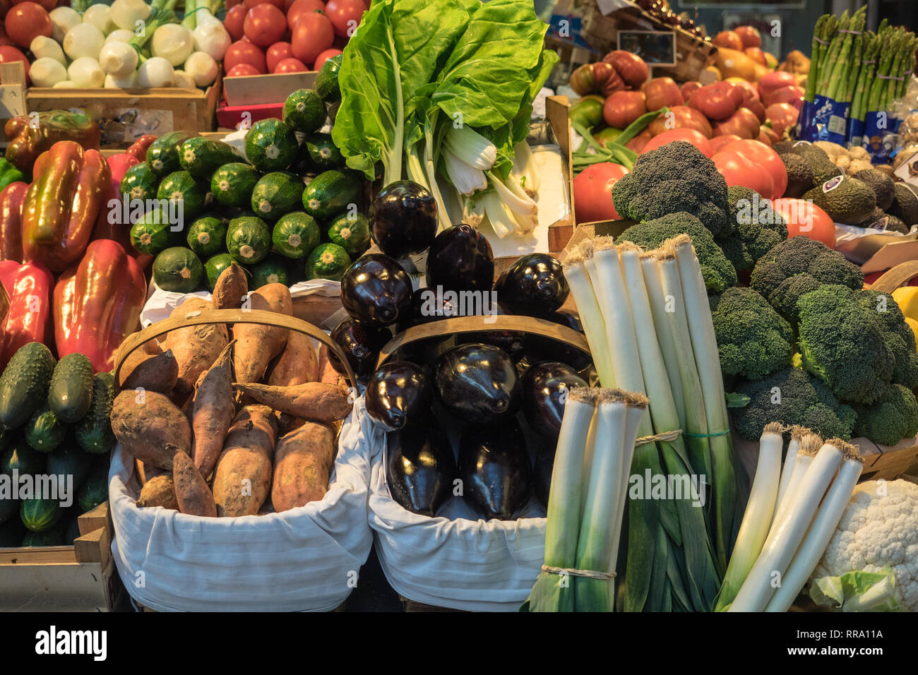 Anders farbigen Adern in einem traditionellen Markt in Bilbao, Spanien. Veggie Stockfoto