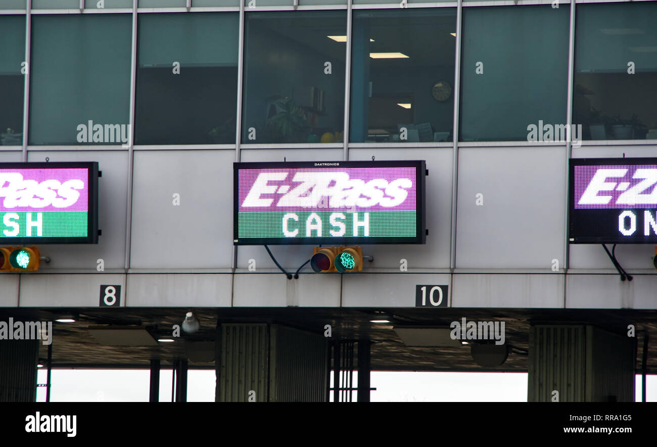 NEW YORK, USA - Dezember 14, 2018: EZPass Zeichen und Terminal. E-ZPass ist elektronischen Mautsystem auf mautpflichtigen Straßen, Tunnel und Brücken verwendet, Stockfoto