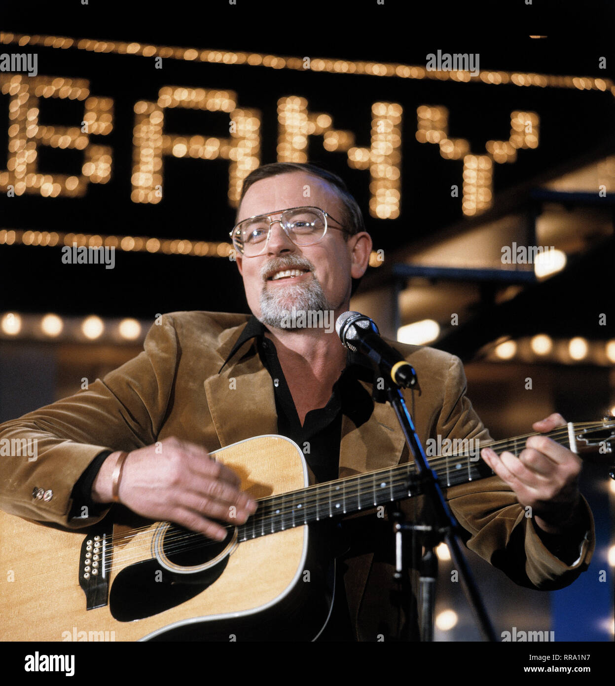 ROGER WHITTAKER/Roger Whittaker, 1982. / /, Porträt, Schlager, Sänger, 80er, Gitarre/Überschrift: Roger Whittaker Stockfoto