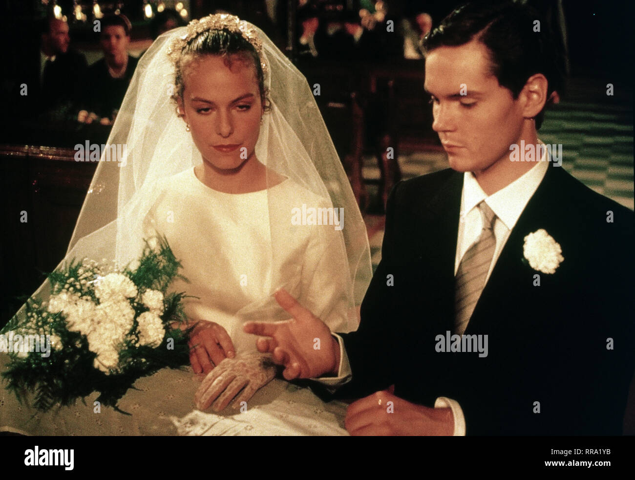 "DER LADEN DES GOLDSCHMIEDS/La Bottega dell'orefice/Der Juwelier Shop/ES/Österreich/BRD/Kanada 1988/Michael Anderson/Monica (MELORA HARDIN) und Chris (JONATHAN CROMBIE) als Brautpaar. 34376/Überschrift: "DER LADEN DES GOLDSCHMIEDS/IT/Österreich/BRD/Kanada 1988 Stockfoto