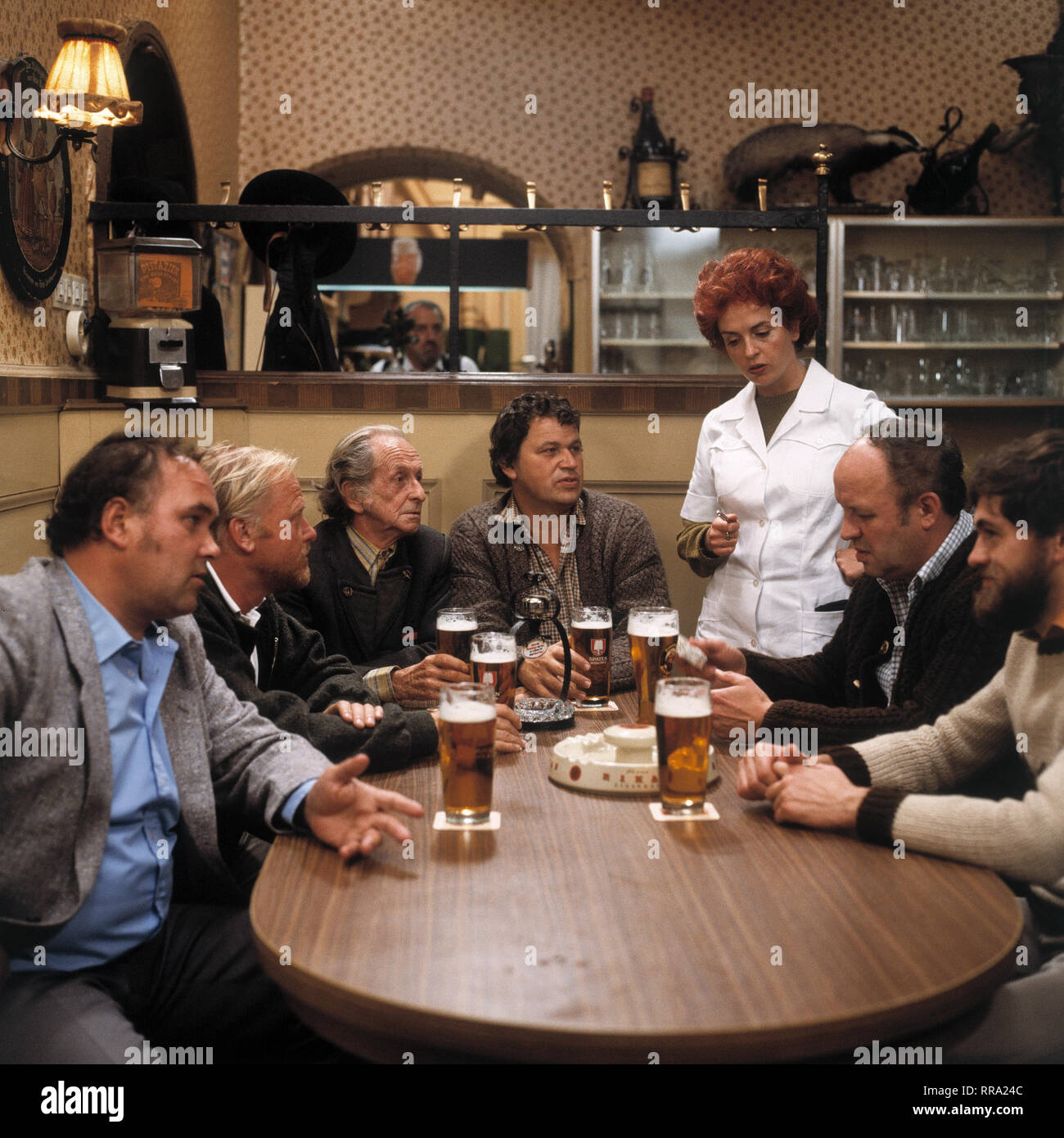 FAST WIA IM RICHTIGEN LEBEN/D 1980 / Hanns Christian Müller/GEORG EINERDINGER, Georg Maier, JOSEF GLAS, Gerhard Polt, GISELA SCHNEEBERGER, HORST PEUKERT im Sketch: 'Der Bürgermeister von Moskau' 29618/Überschrift: FAST WIA IM RICHTIGEN LEBEN/D 1980 Stockfoto