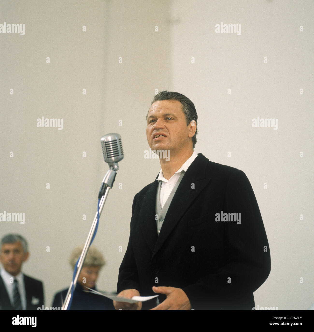 FAST WIA IM RICHTIGEN LEBEN/D 1985 / Hanns Christian Müller/Gerhard Polt im Sketch: 'Vernissage' 29618/Überschrift: FAST WIA IM RICHTIGEN LEBEN/D 1985 Stockfoto