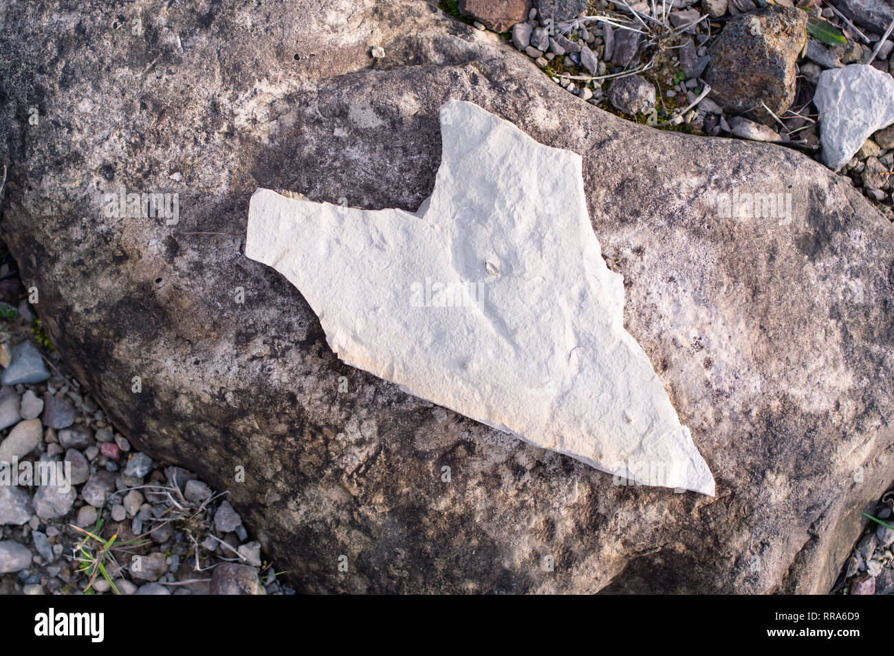 Zwei linestones, ein Herz geformt. Von der Küste von Saaremaa (Europa, Estland). Naturstein, gebrochen, grau. Stockfoto