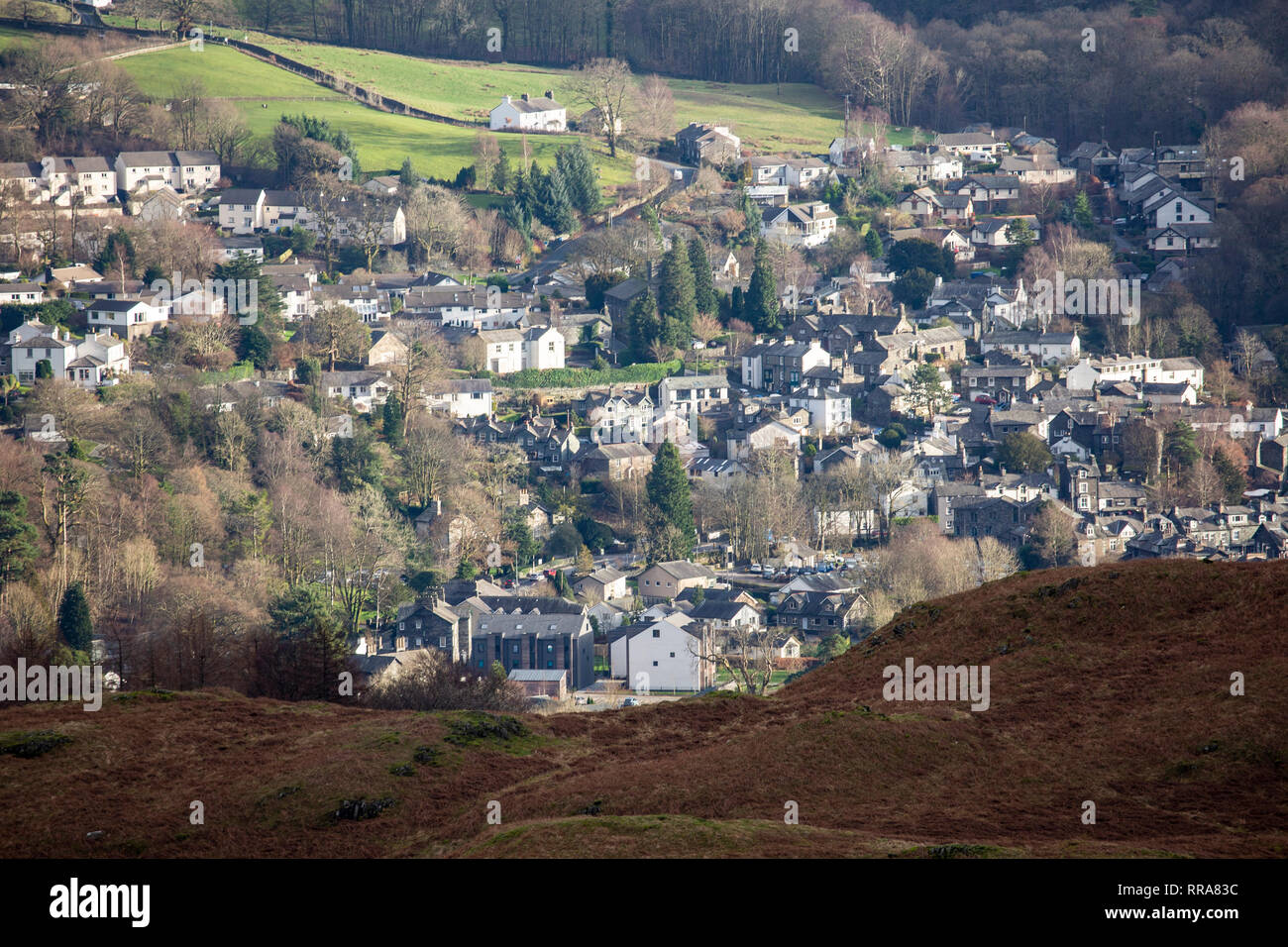 Luftaufnahme der Stadt von Ambleside im englischen Lake District von Loughrigg genommen fiel, Lake District, Cumbria, England Stockfoto
