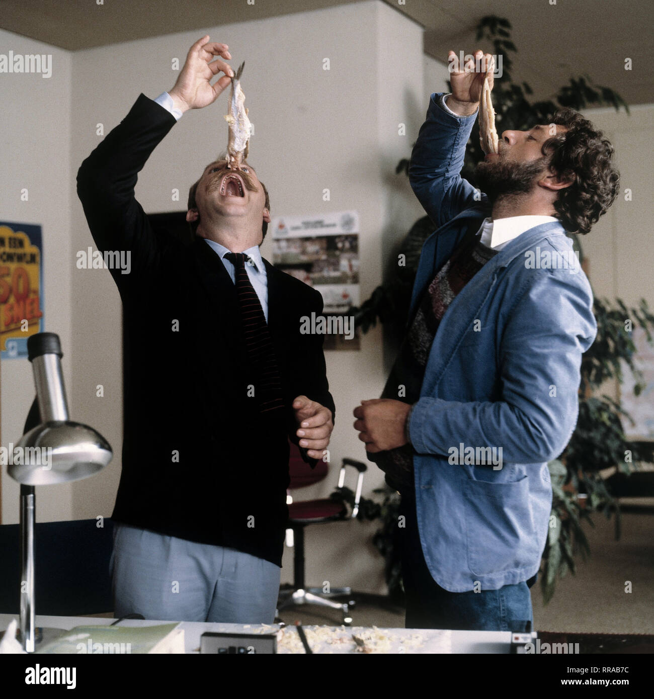 TATORT/Kuscheltiere/D 1982/Hajo Gies/Eberhard Feik (Christian Thanner) und CHIEM VAN HOUWENINGE (Hänschen) beim Fischessen/Katerfrühstück. 29408/Überschrift: TATORT/D 1982 Stockfoto