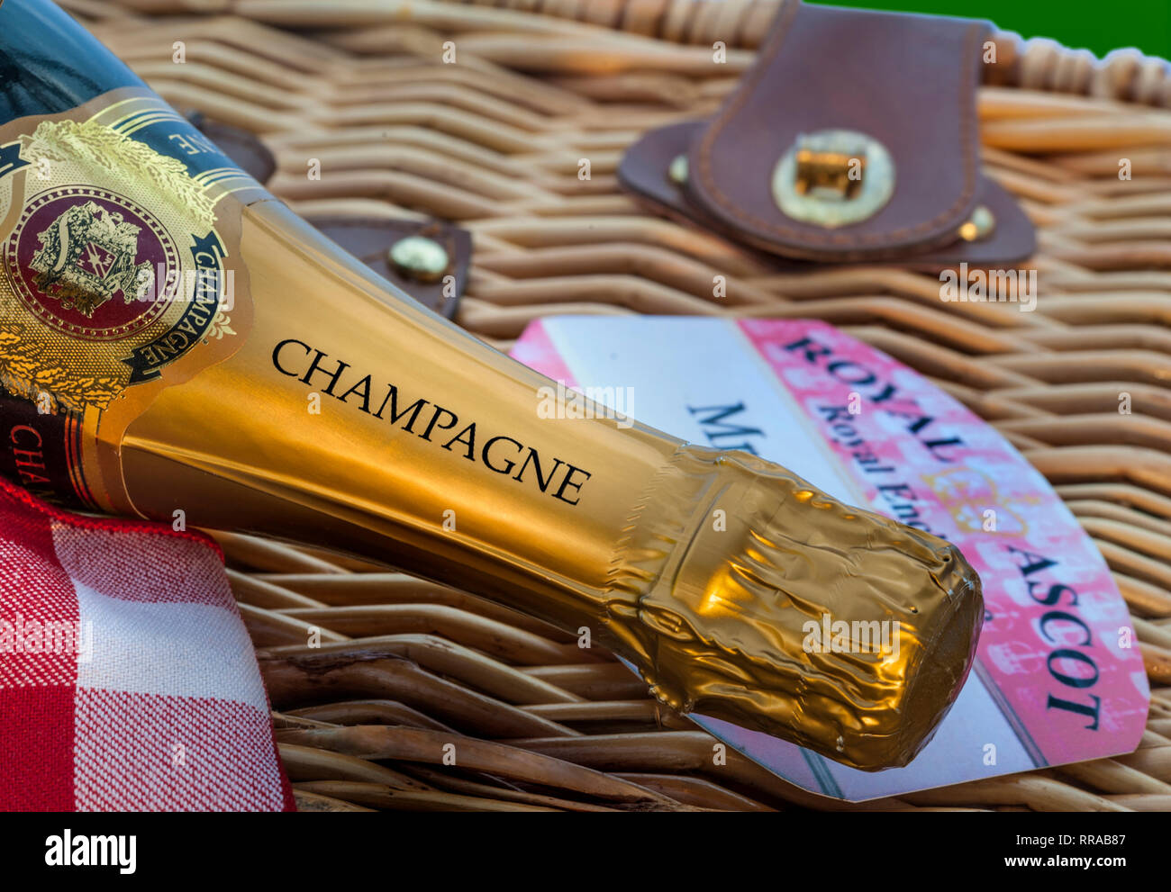 ROYAL ASCOT RENNEN PICKNICK Champagner Flasche auf wicker Picknick mit Ascot Royal Enclosure Ticket Pass behindern Stockfoto