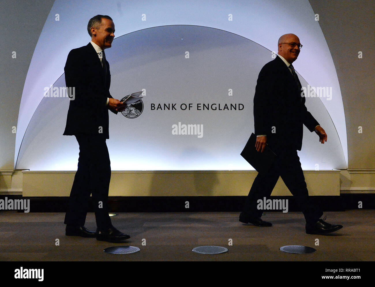 Der Gouverneur der Bank von England, Mark Carney (links) und Christopher Giancarlo, Amtierender Vorsitzender, Commodity Futures Trading Commission verlassen nach einer Pressekonferenz in der Bank von England in London. Stockfoto