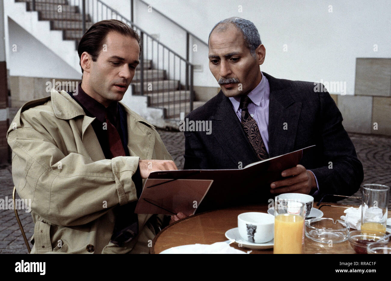EIN FALL FÜR ZWEI / Kopfgeld/D 1991/Jörg Grünler/HORST GÜNTER MARX (Dieter Bremser), SLAHEDDINE BEN SAAD (Lavassani) 35694/Überschrift: EIN FALL FÜR ZWEI / D 1991 Stockfoto
