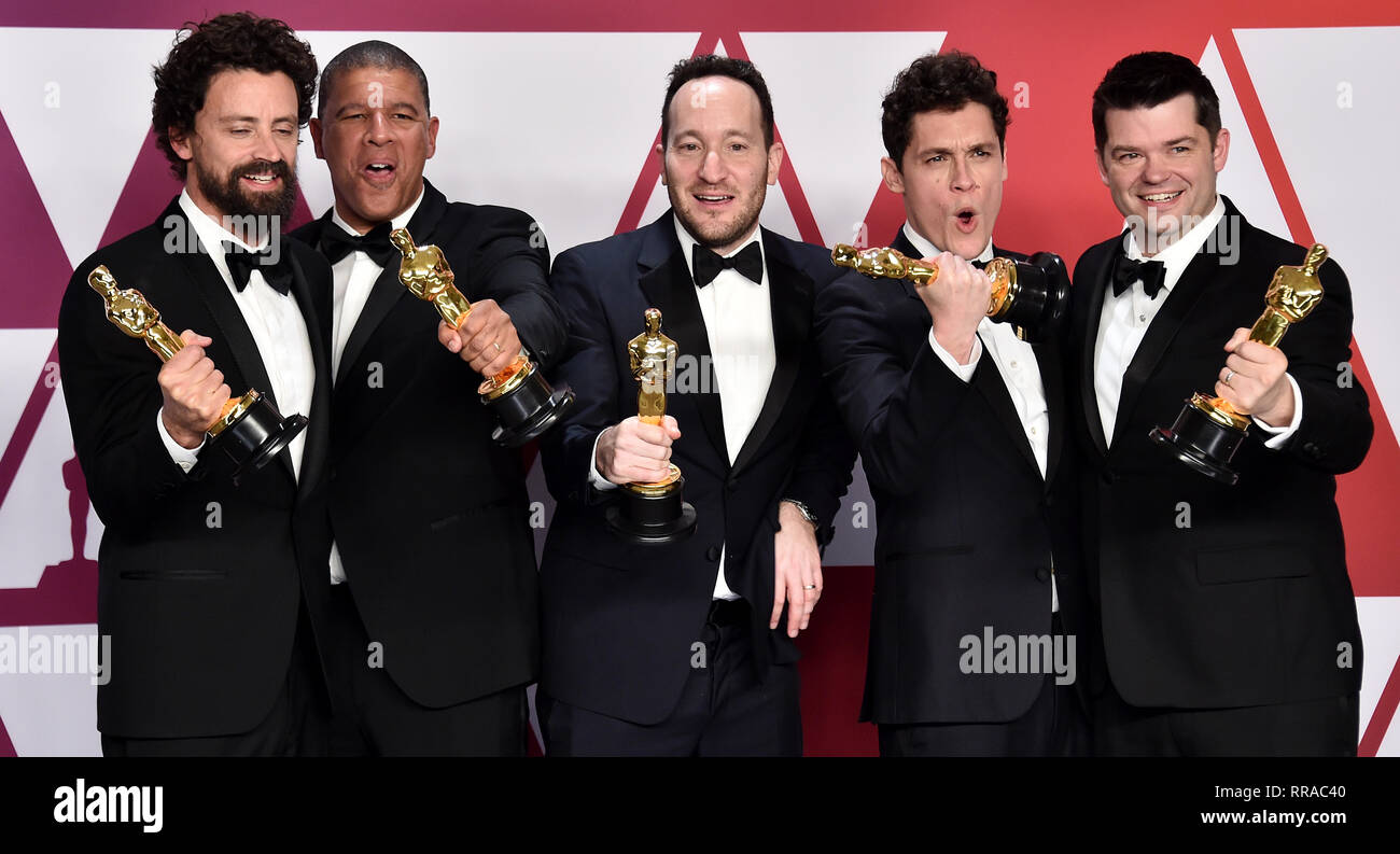 Bob Persichetti, Peter Ramsey, Rodney Rothman, Phil Lord und Christopher Miller mit dem Oscar für den besten Animationsfilm für Spider-Man: In die Spider-Verse im Presseraum an der 91st Academy Awards gehalten an der Dolby Theatre in Hollywood, Los Angeles, USA. Stockfoto