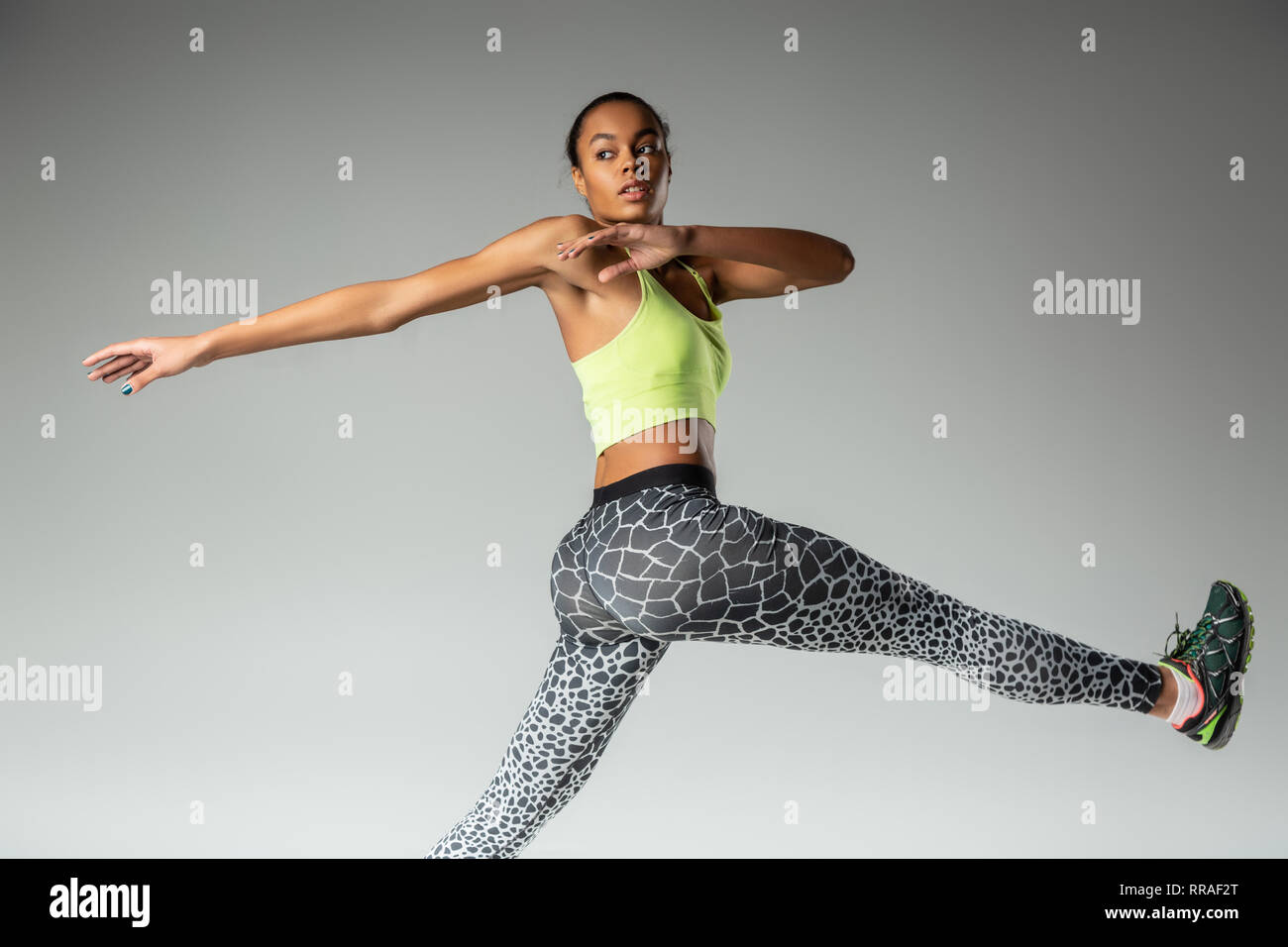 Sportliche junge Frau ihre starken Körper Stockfoto