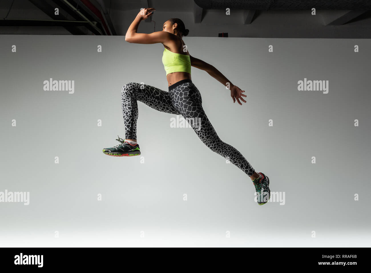 Profil Foto, starke Frau, die Springen in Studio Stockfoto