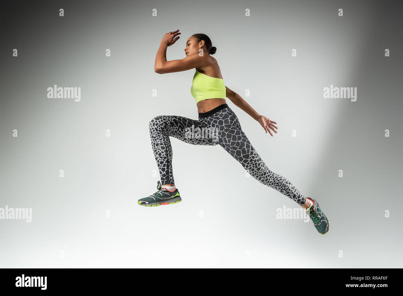 Aktive junge Frauen zeigen ihre sportliche Körper Stockfoto