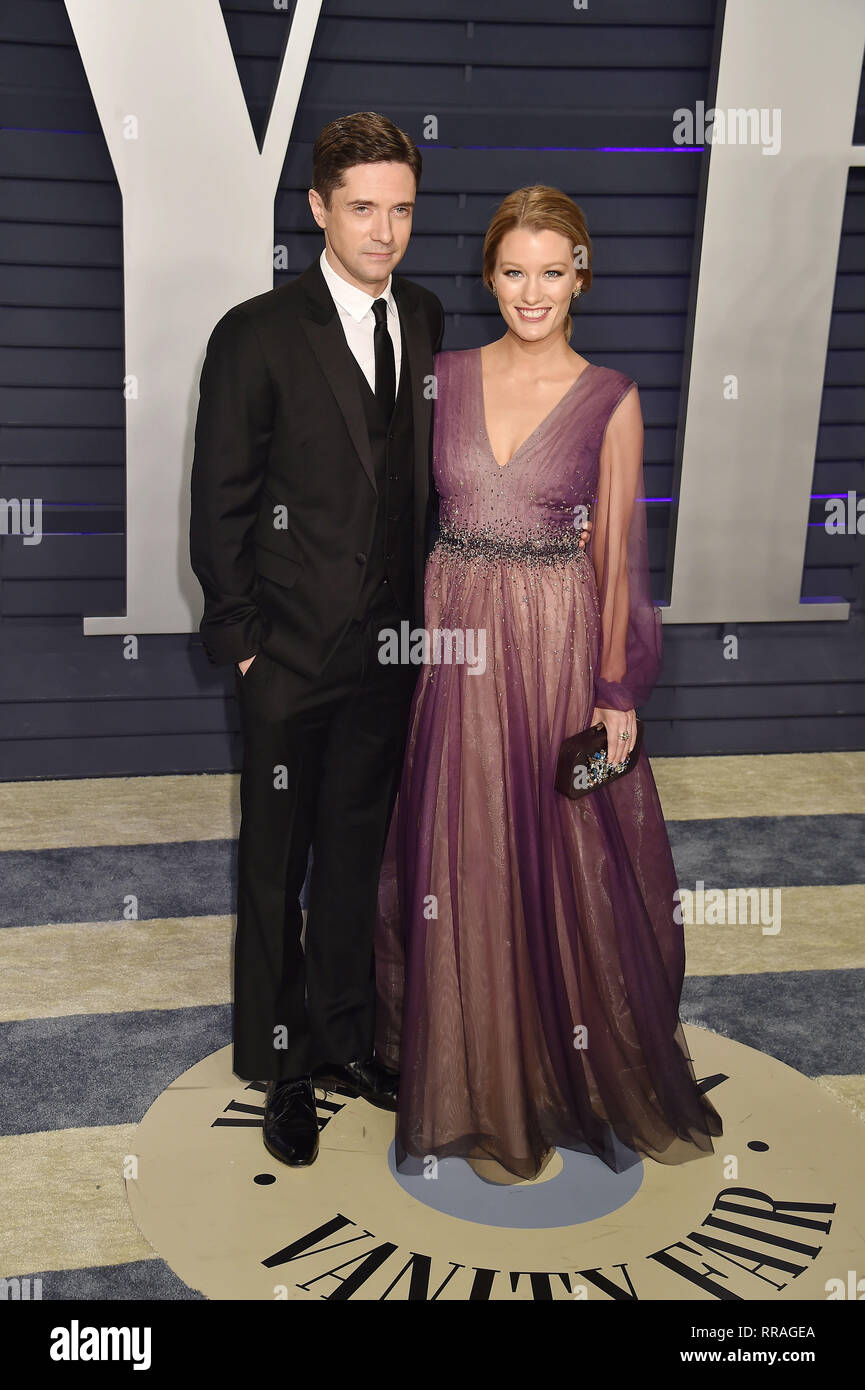 BEVERLY HILLS, Ca - 24. Februar: Topher Grace und Ashley Hinshaw nehmen an der 2019 Vanity Fair Oscar Partei von radhika Jones an Wallis Annenberg Center für Darstellende Künste veranstaltet am 24. Februar 2019 in Beverly Hills, Kalifornien. Stockfoto