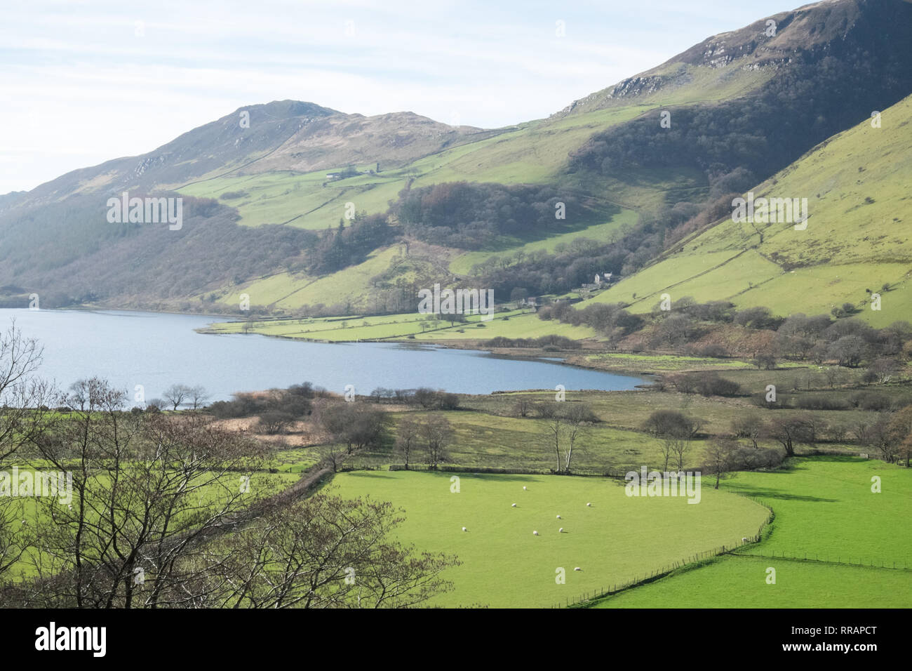 Snowdonia, Wales. 25. Feb 2019. UK Wetter: heißesten Wintertag in der Mitte von Wales an diesem Tag aufgenommen. Foto von Cadair Cader Idris Berge und Tal-y-Llyn See Gwynedd County Snowdonia Wales Waliser Credit: Paul Quayle/Alamy leben Nachrichten Stockfoto