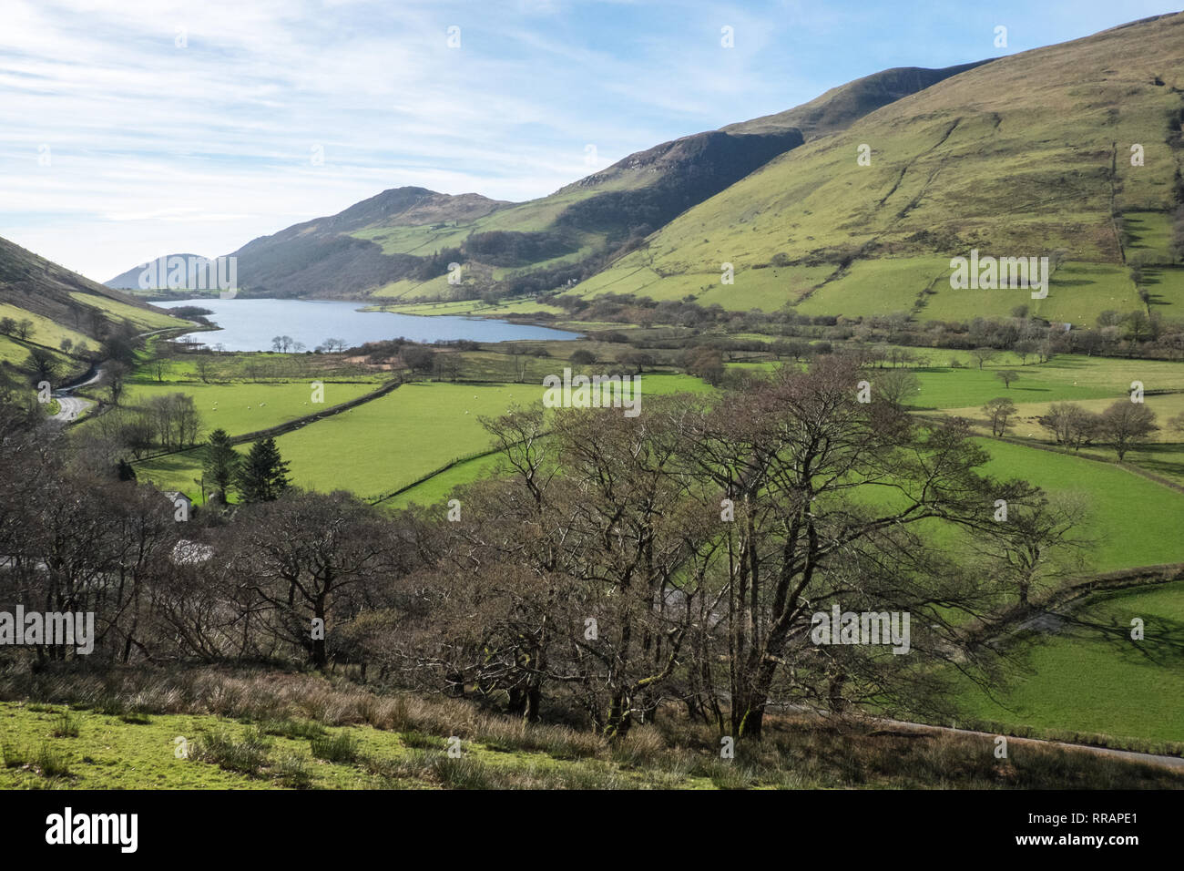 Snowdonia, Wales. 25. Feb 2019. UK Wetter: heißesten Wintertag in der Mitte von Wales an diesem Tag aufgenommen. Foto von Cadair Cader Idris Berge und Tal-y-Llyn See Gwynedd County Snowdonia Wales Waliser Credit: Paul Quayle/Alamy leben Nachrichten Stockfoto