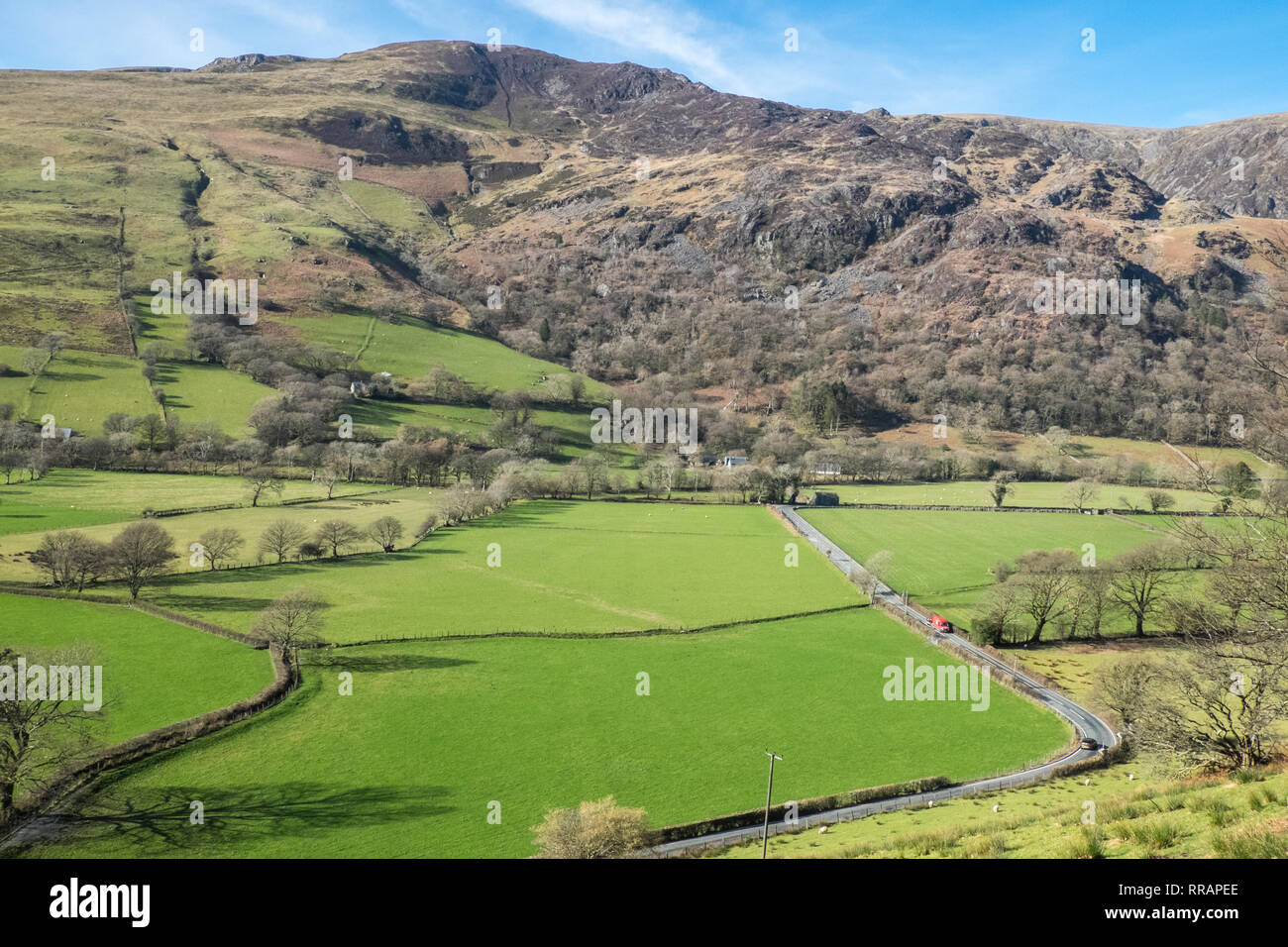 Snowdonia, Wales. 25. Feb 2019. UK Wetter: heißesten Wintertag in der Mitte von Wales an diesem Tag aufgenommen. Foto von Cadair Cader Idris Berge und Tal-y-Llyn See Gwynedd County Snowdonia Wales Waliser Credit: Paul Quayle/Alamy leben Nachrichten Stockfoto