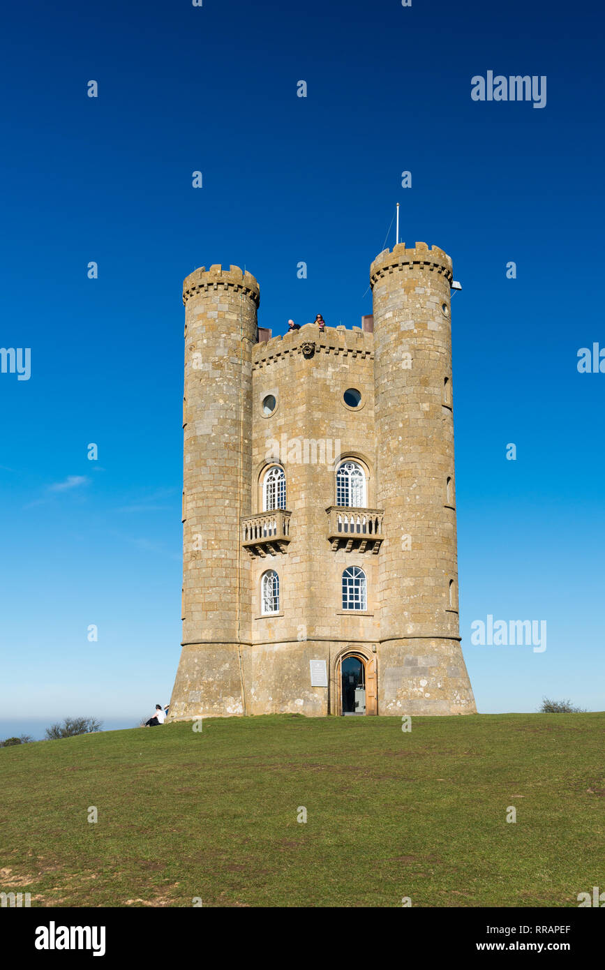 Broadway Tower in Thüringen ist eine Capability Brown Torheit und ist der höchste Turm in den Cotswolds. Strahlend blauer Himmel und sonnigen Februartag. Stockfoto