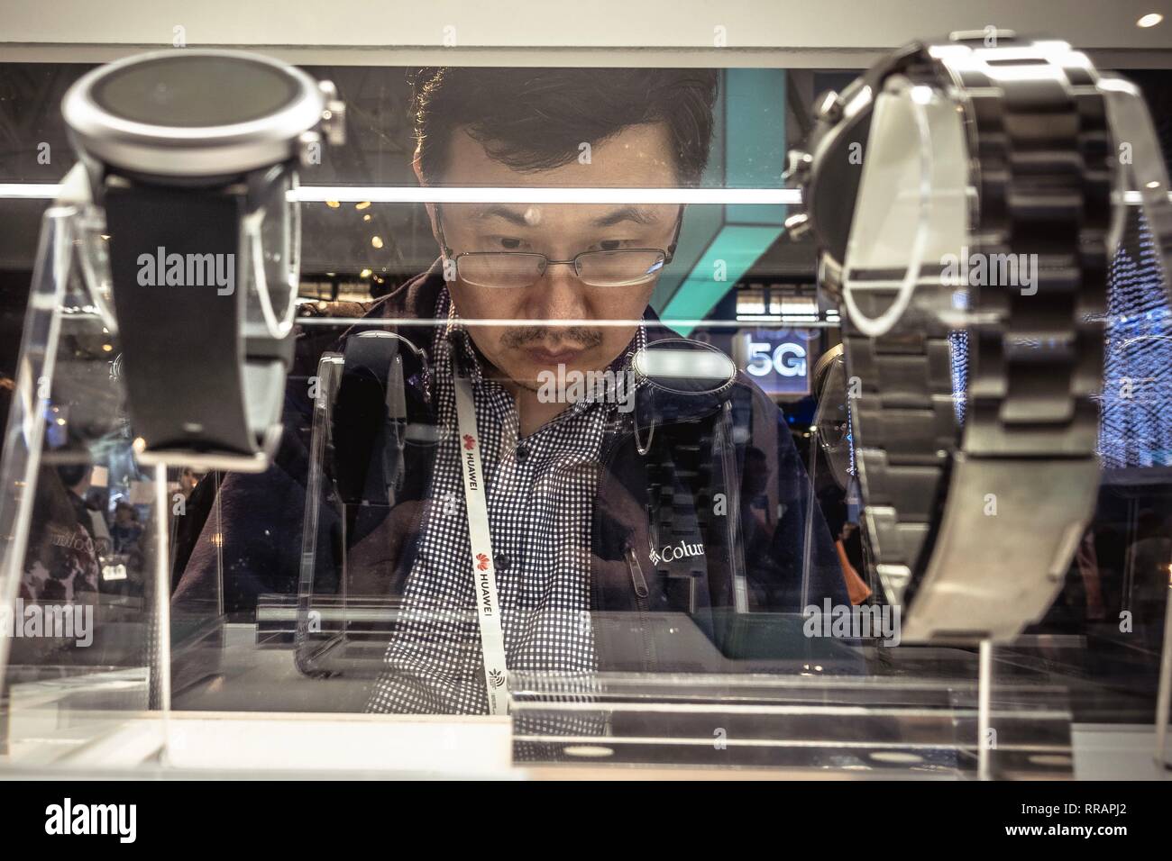 Barcelona, Spanien. 25 Feb, 2019. Ein Besucher inspiziert die neuesten Qualcomm Qualcomm Snapdragon am Messestand während der Mobile World Congress 2019 in Barcelona, einer der wichtigsten Veranstaltungen für mobile Technologien und eine Startrampe für Smartphones, zukünftige Technologien, Geräten und Peripheriegeräten. Die 2019 Edition läuft unter dem übergreifenden Thema "Intelligente Konnektivität". Credit: Matthias Oesterle/Alamy leben Nachrichten Stockfoto