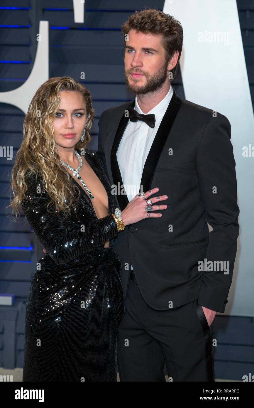 Miley Cyrus und Liam Hemsworth nehmen an der Vanity Fair Oscar Party im Wallis Annenberg Center für Darstellende Künste in Beverly Hills, Los Angeles, USA, am 24. Februar 2019. | Verwendung weltweit Stockfoto