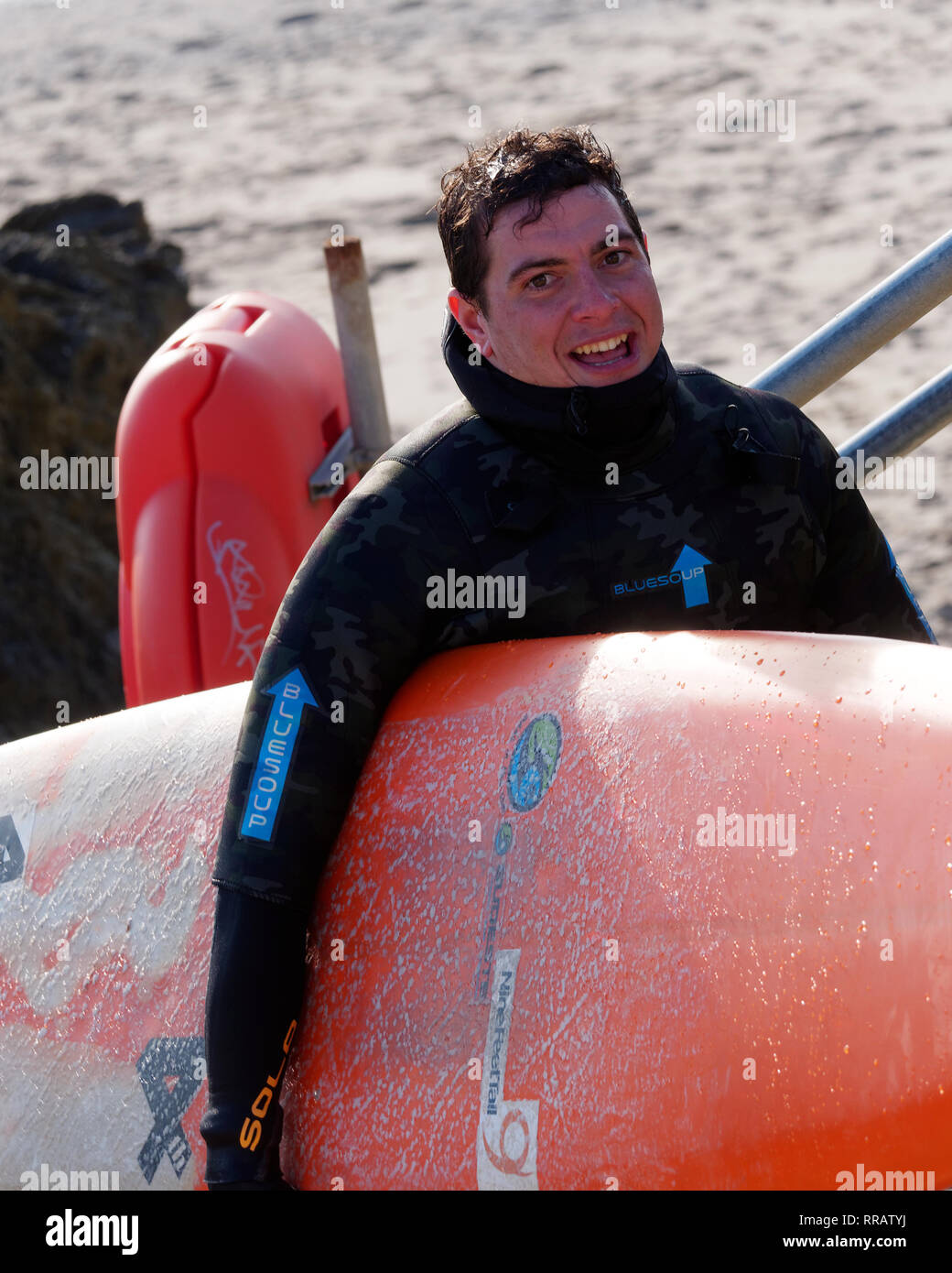 Newquay, Cornwall, 25. Februar 2019. UK Wetter: Surfer genießen wärmsten Tag des Jahres und Hawaiianische große Wellen an Cribbar Punkt Fistral Beach. . Newquay Cornwall. Credit: Robert Taylor/Alamy leben Nachrichten Stockfoto