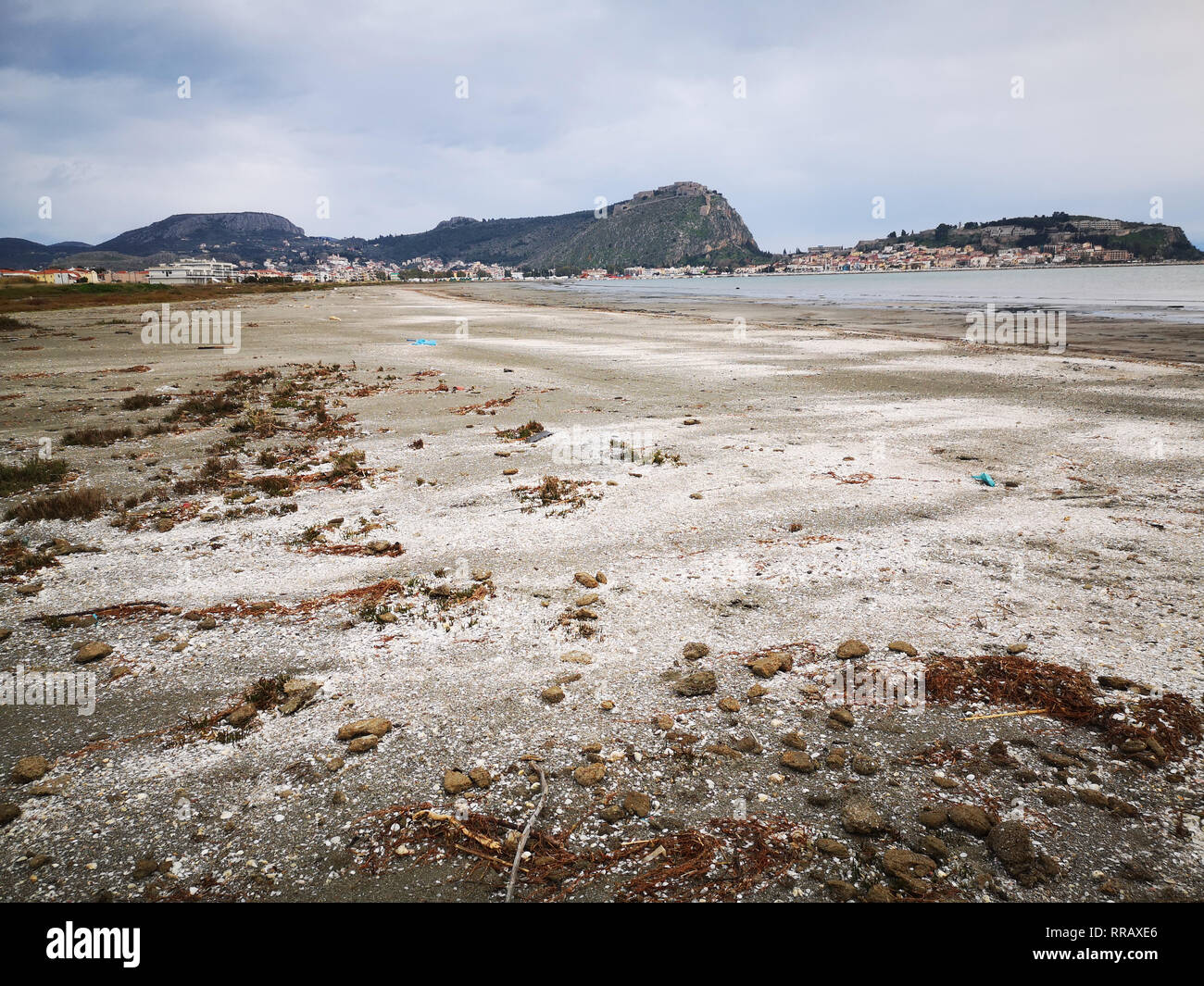 Nafplio, Argolis, Griechenland. 25. Feb 2019. Das seltsame Phänomen von Ebbe in der Stadt Nafplion am Montag, 25. Februar 2019. Am Meer, an der Küstenstraße von Nafplio-Nea Kios wurde nach innen offenbart eine große weite Sandstrand, das jeder beeindruckt gezogen. Die Flut, die gegenüber der Flut, wird durch den Abstieg der Meer Wasser geprägt. Herbst und Flut sind zusammen das Phänomen der Gezeiten. . Credit: VANGELIS BOUGIOTIS/Alamy leben Nachrichten Stockfoto