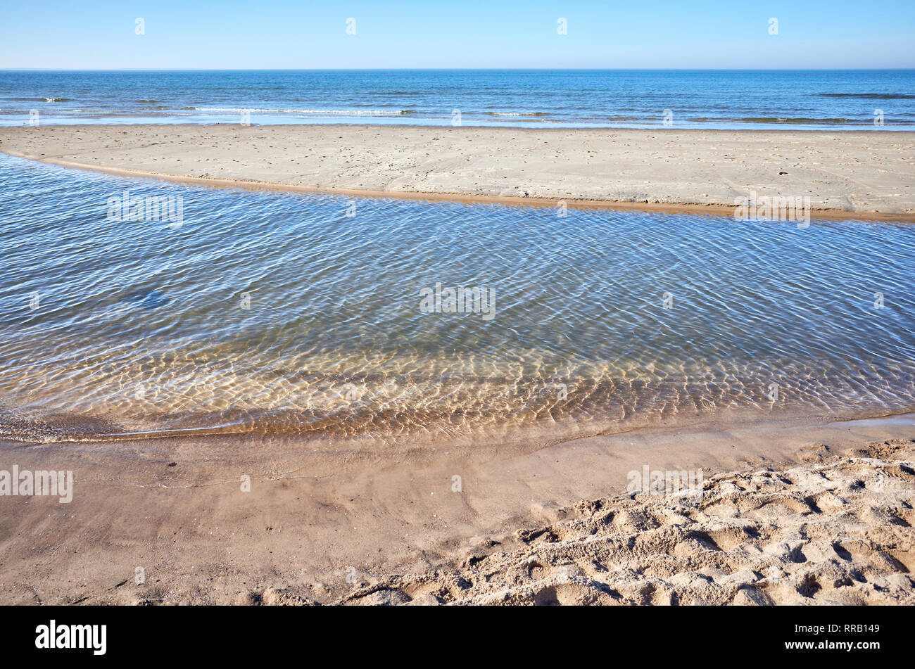 Blick auf den Strand mit seichtem Wasser. Stockfoto