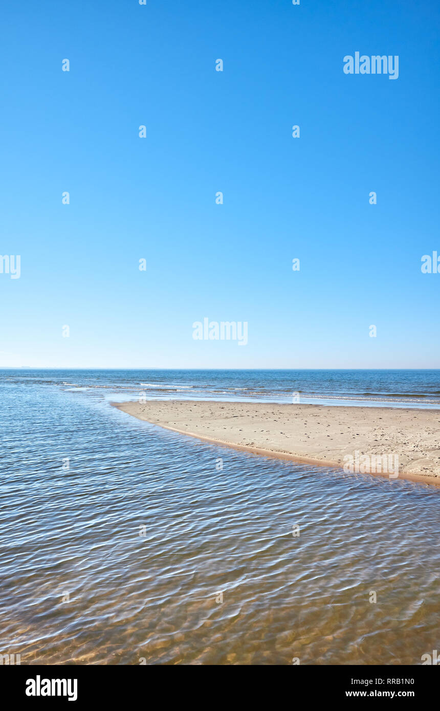 Blick auf den Strand mit seichtem Wasser. Stockfoto
