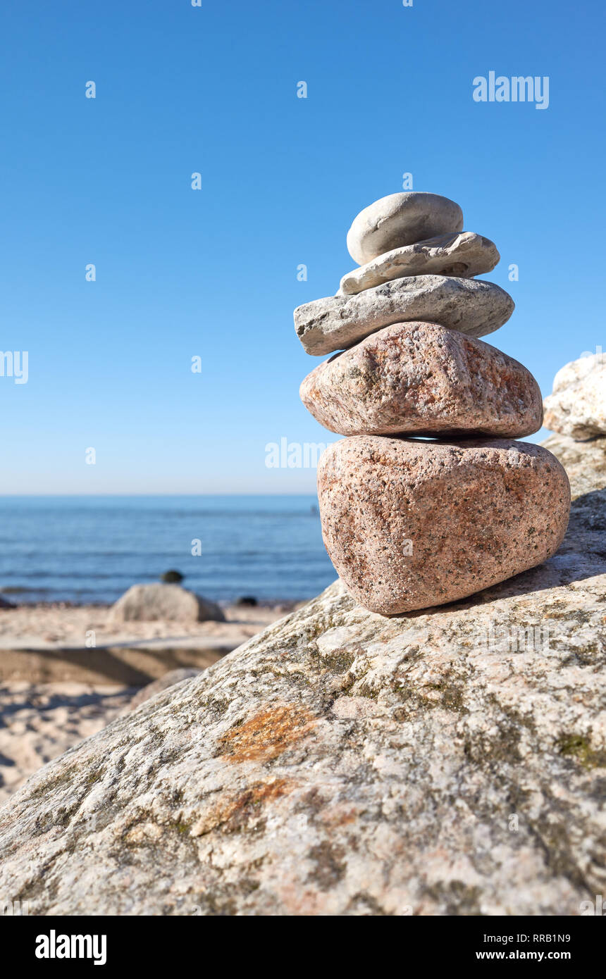 Stapel von Steinen am Strand, Balance und Harmonie Konzept, selektive konzentrieren. Stockfoto