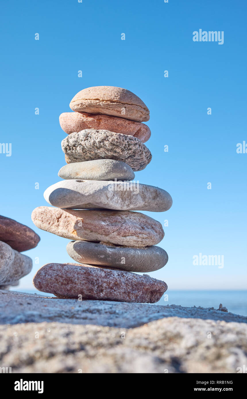 Stapel von Steinen am Strand, Balance und Harmonie Konzept, selektive konzentrieren. Stockfoto