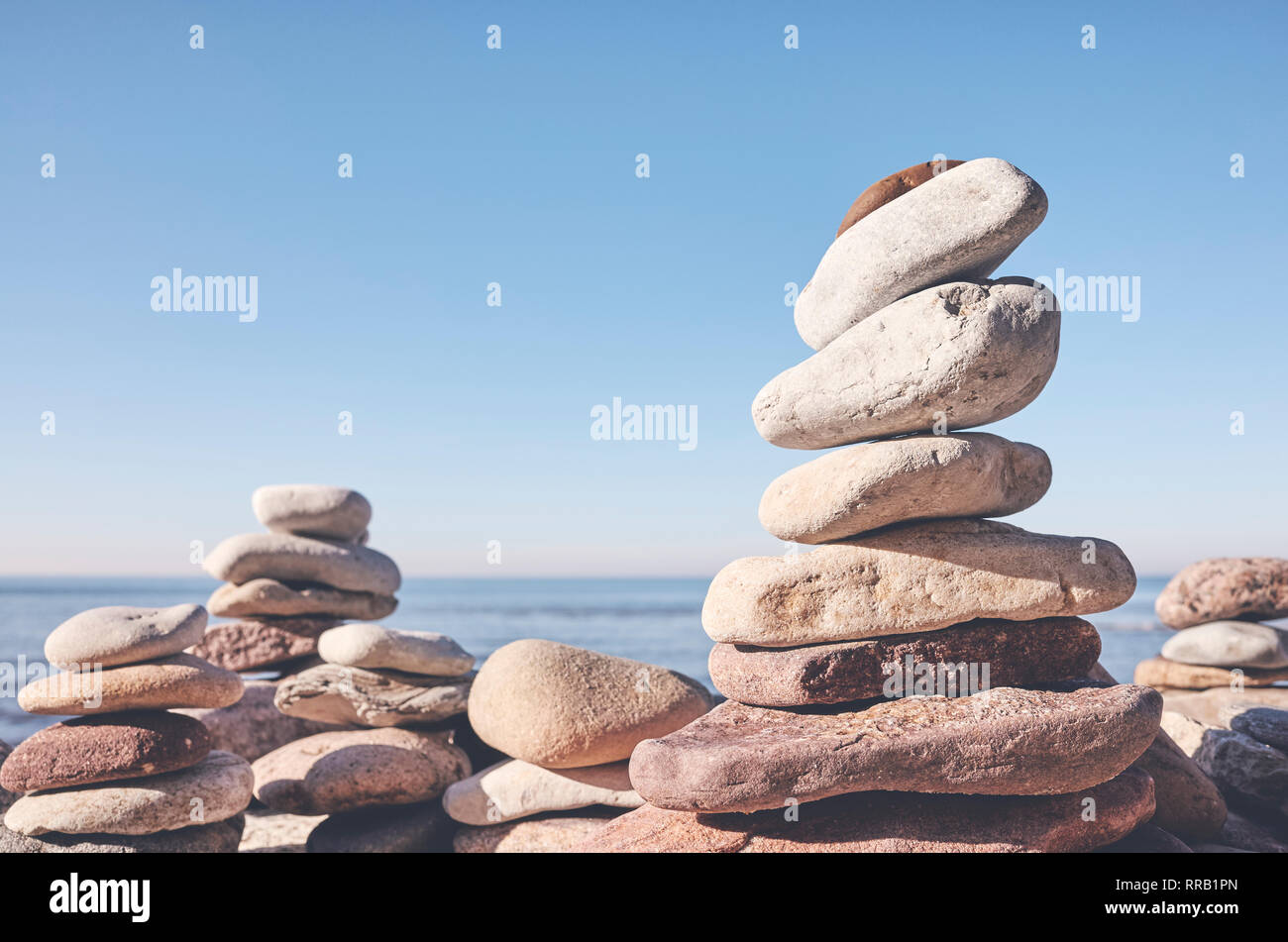 Stein Pyramiden mit einem Strand, Balance und Harmonie Konzept, selektiver Fokus, Farbe Tonen angewendet. Stockfoto