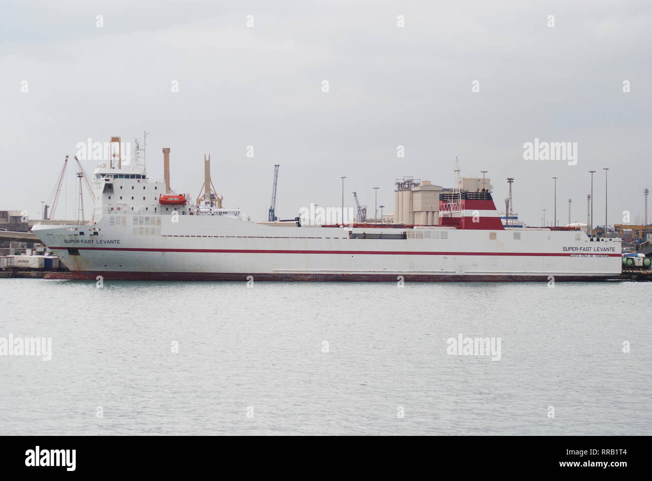 Fähre superschnell Levante der Trasmediterránea Unternehmen in der Poniente Dock auf den Hafen von Barcelona. März 25, 2018. Stockfoto