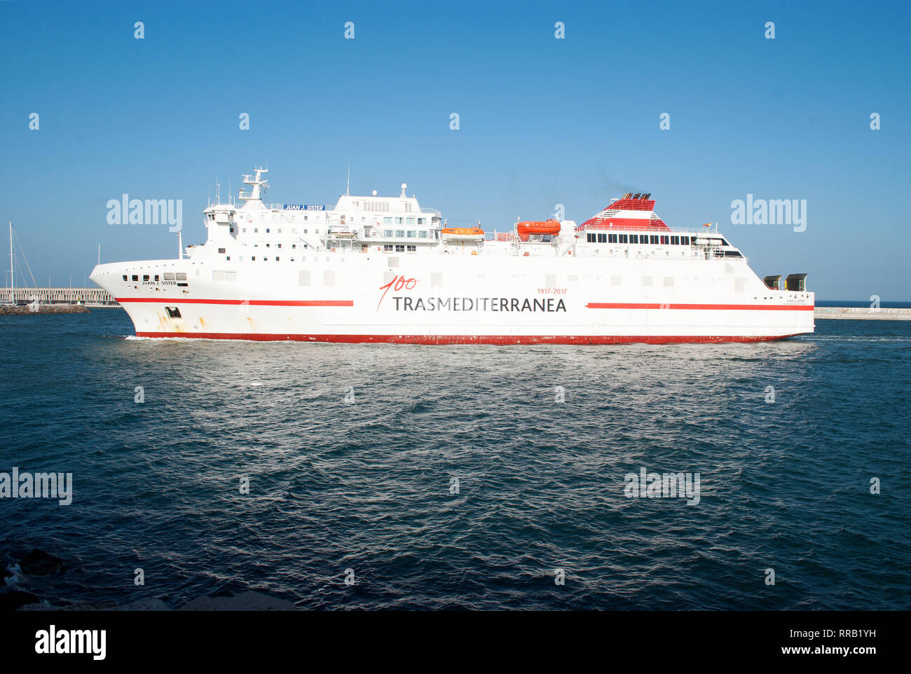 Fähre Juan J. Schwester der Trasmediterránea Unternehmen in den Hafen von Barcelona. 11. Mai 2018. Stockfoto