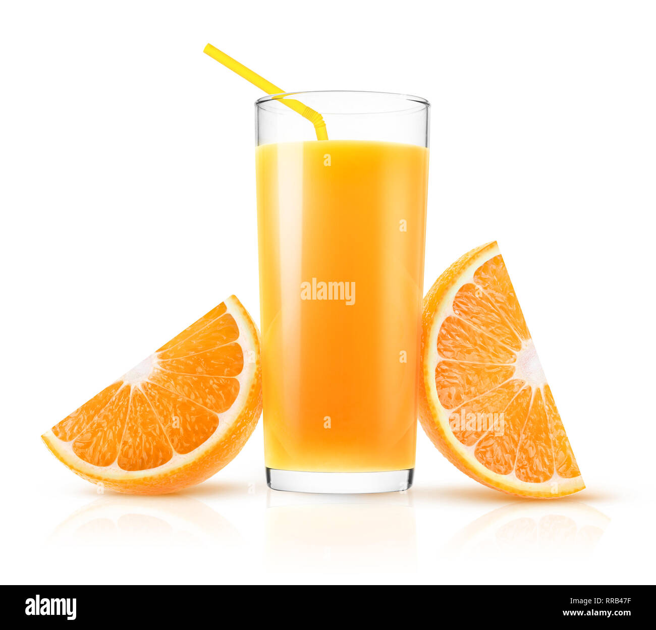 Isolierte Orangensaft. Ein Glas frisch gepressten Orangensaft und zwei Stück Obst auf weißem Hintergrund mit Freistellungspfad isoliert Stockfoto