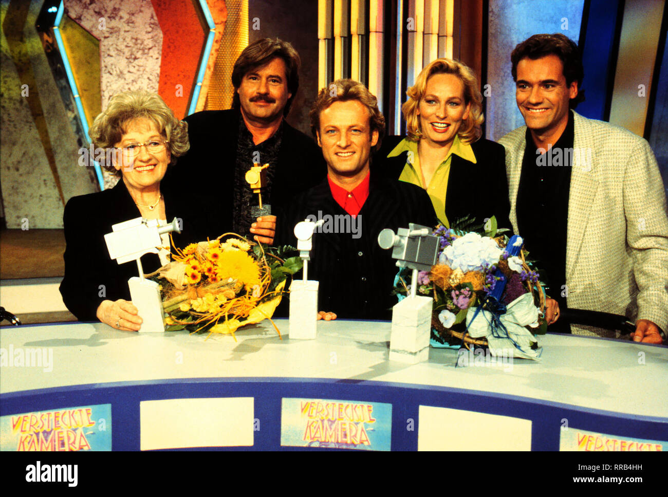 THOMAS OHRNER (rechts) hat mit dem Team der "versteckten Kamera" Neue Gagfilme gedreht, in denen wieder viele Prominente - unfreiwillig - eine Hauptrolle übernommen haben. Foto vlnr.: ERNI SINGERL, Jörg Dräger, UWE HÜBNER, Bärbel Schäfer, THOMAS OHRNER. aka. Prominente hinter's Licht geführt/Überschrift: Versteckte Kamera/BRD 10.12.1996 Stockfoto