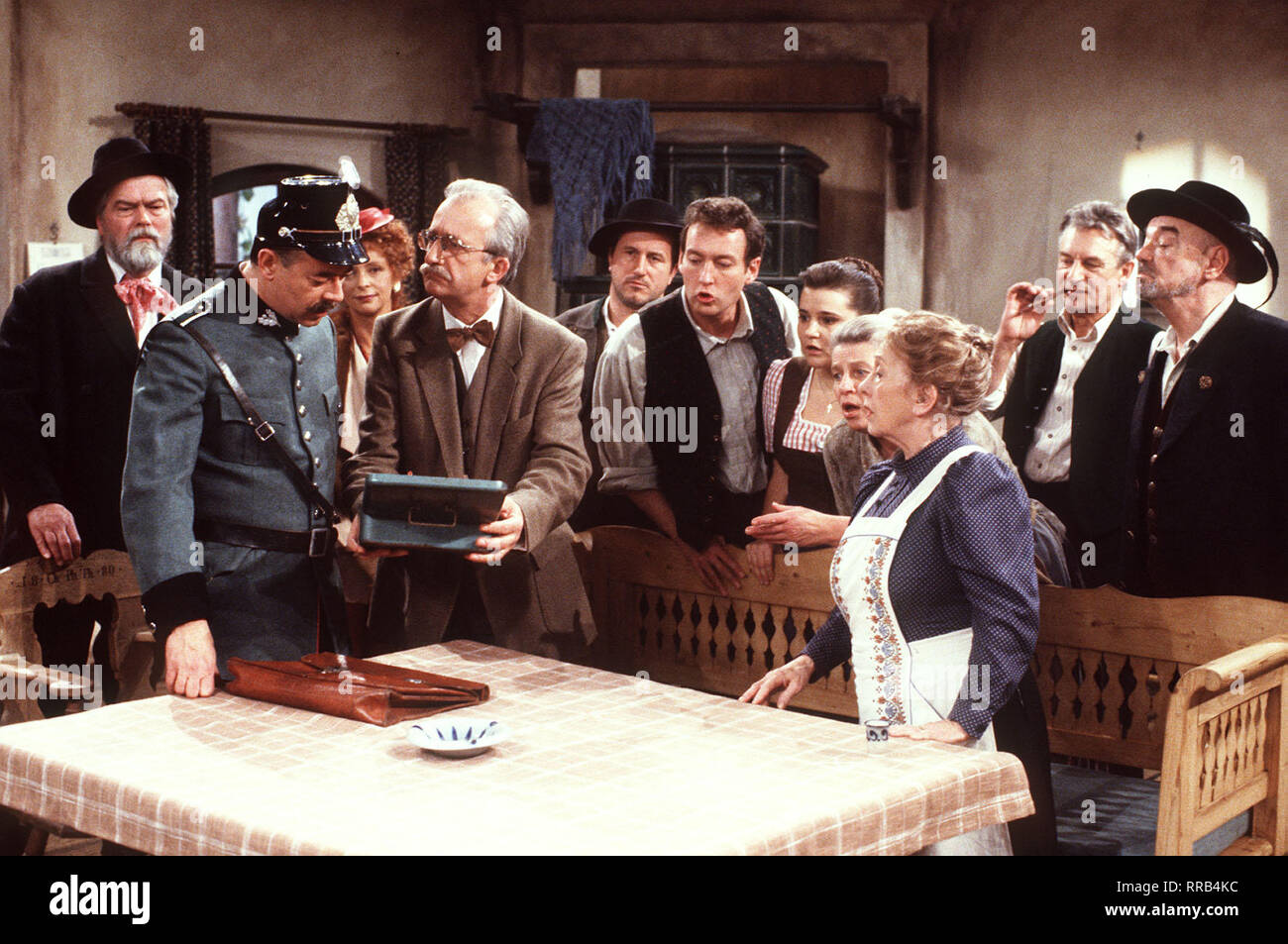Der komödienstadel - Lachende Wahrheit/Bauer Kapeller wird nicht zulassen, dass sein Sohn Franz sterben Lori, Tochter des Bauern Nikodemus Sternataler heiratet... /Szene mit Kapeller (WOLFRAM KUNKEL), Gendarm Helldobler (ALEXANDER DUDA), einer Masseurin (CONNY GLOGGER), Danzer (PHILIPP SONNTAG), Lori (ileana-LIA POPA), der Seeleitnerin (CHRISTIANE BLUMHOFF), Cordula (ERNI SINGERL), Nikodemus Sterntaler (JOSEF THALMAIER) und Wendelin (Alfons Biber). /, 06 DFAARDKOM1/Überschrift: der KOMÖDIENSTADEL/D 1998 Stockfoto
