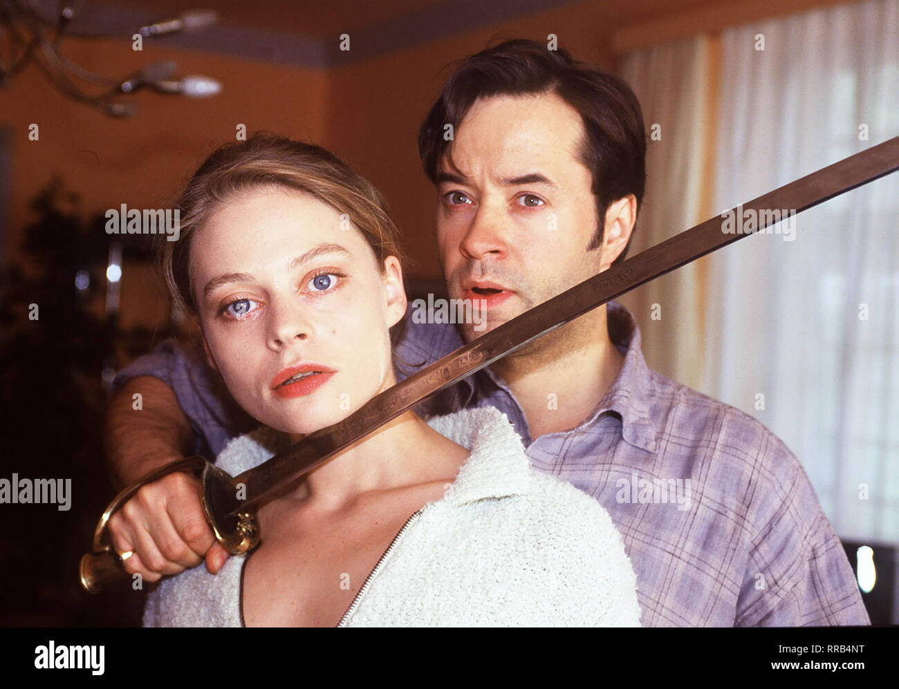 Die junge Familie Schott hat eine Traumwohnung bezogen. Auch der Vermieter Malzahn scheint ein Glücksgriff zu sein. Der Frührentner erklärt sich sofort bereit, die vielbeschäftigten Eltern zu entlasten und sich um den 10-jährigen Florian zu kümmern. Doch nach und nach wird Pamela das Verhalten von Malzahn immer unheimlicher... Bild: Susanna Simon (Pamela Schott), Jan Josef Liefers (Siegfried von Malzahn) Regie: Dr. Wolfgang Mühlbauer/Überschrift: dein TOD IST DIE GERECHTE BOMBARDIEREN/BRD 1997 Stockfoto