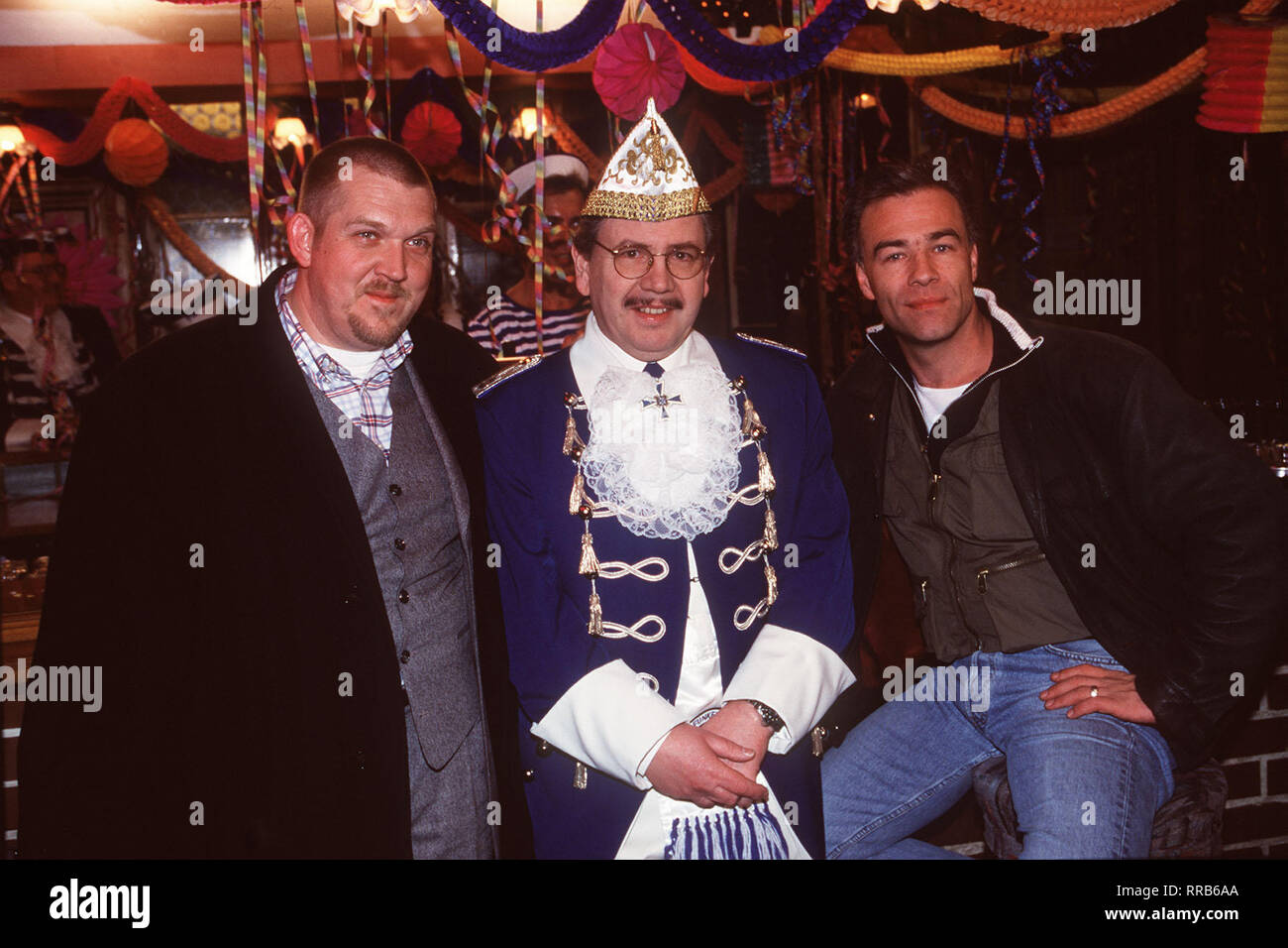 TATORT/Restrisiko/Szene mit Ballauf (Klaus J. Behrendt, r) und Schenk (Dietmar Bär, l) und PETER MILLOWITSCH (karnevalist). /V/14 DFAARDTAT/Überschrift: TATORT/D 1998 Stockfoto