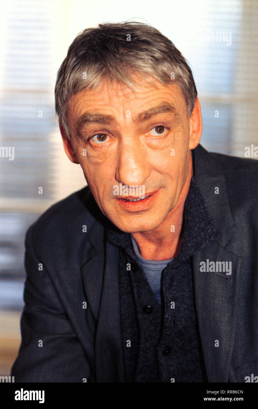 Der Unfalltod der 20jährigen Alice Keller bedeutet Sterben Lebensrettung für schwerkranke sterben 19 jährige Sarah, die das Herz von Alice bekommt. Doch Forst auf einer Wanderung mit Richard Keller (Gottfried John, Bild) erfährt Sarah schließlich die schreckliche Wahrheit über Alices Tod... /Überschrift: DIE FREMDE IN MEINER BRUST/Deutschland 1998 Stockfoto