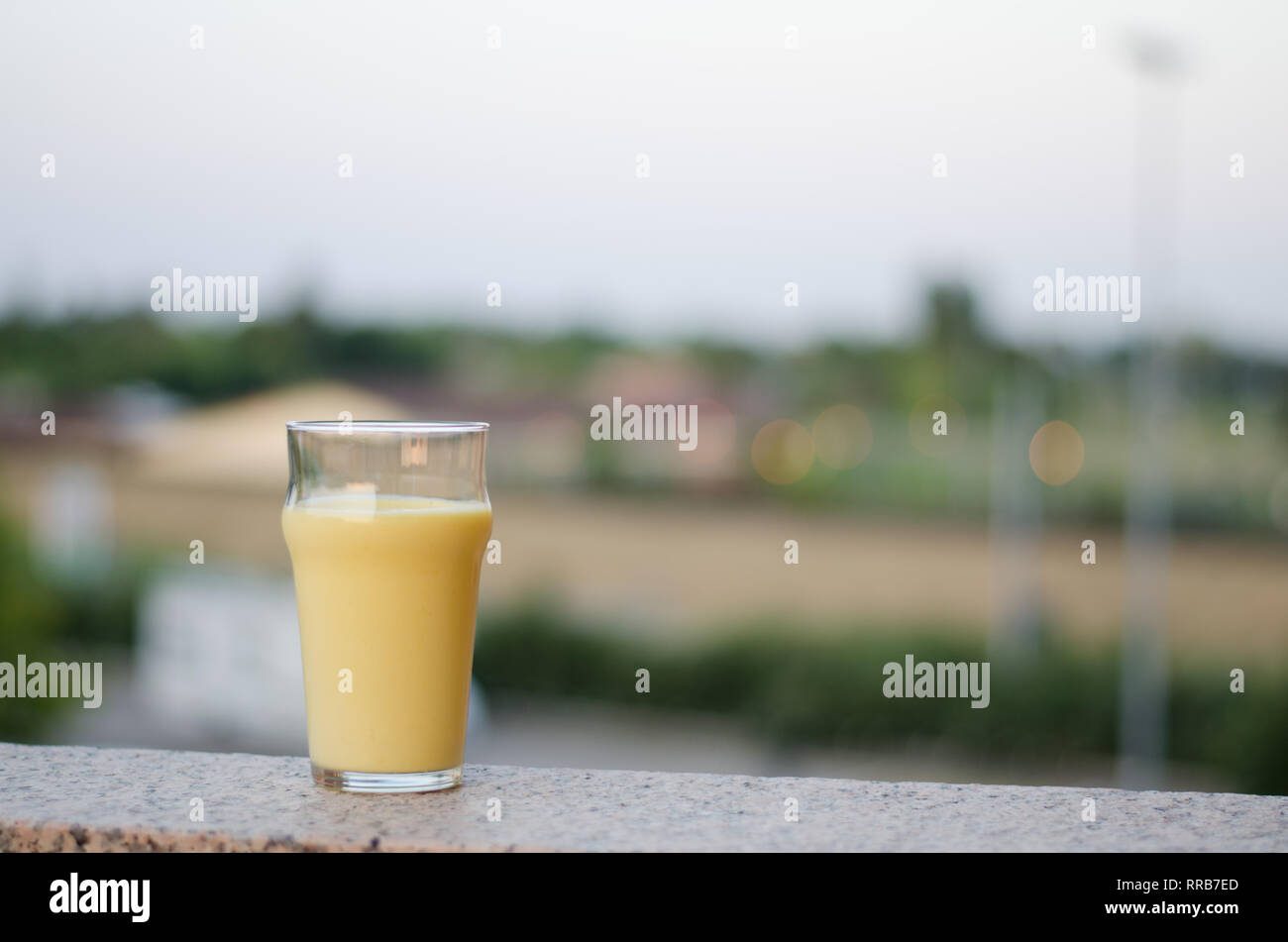 Mango Lassi, traditionelle süße Lassi mit Mango, ein indisches Getränk Spezialität Stockfoto