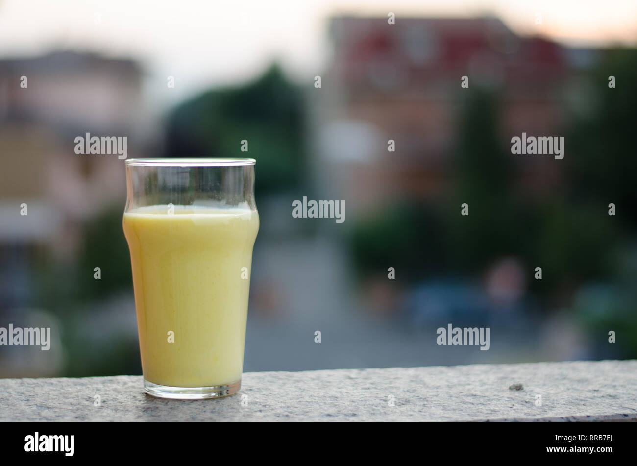 Mango Lassi, traditionelle süße Lassi mit Mango, ein indisches Getränk Spezialität Stockfoto