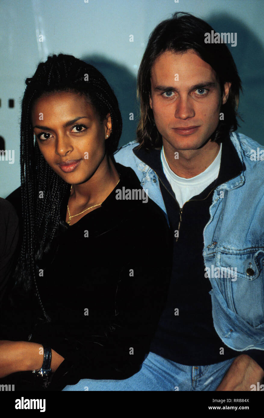 Sven, Nik (Ralf Bauer) und Sarah (DENNENESCH NINNIG) sind wieder auf Maui. Sven ist in einer tiefen Krise wegen Julia. Nik nimmt am Waveriding-Contest teil und scheidet gegen einen Surfer, der wichtige Sponsoren hinter sich hat, aus... aka. Sport der Könige/Überschrift: GEGEN DEN WIND (32) Stockfoto