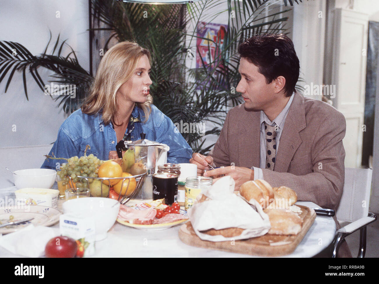 Beziehung zwischen Sonja (CARIN C TIETZE) und Markus (ULRICH REINTHALLER) wird schwierig: Sonja wird mit Markus zusammenziehen Sterben... Regie: Heidi Kranz aka. Ein hoffnungsloser Fall/Überschrift: Hallo, Onkel DOC! /BRD 1996 Stockfoto