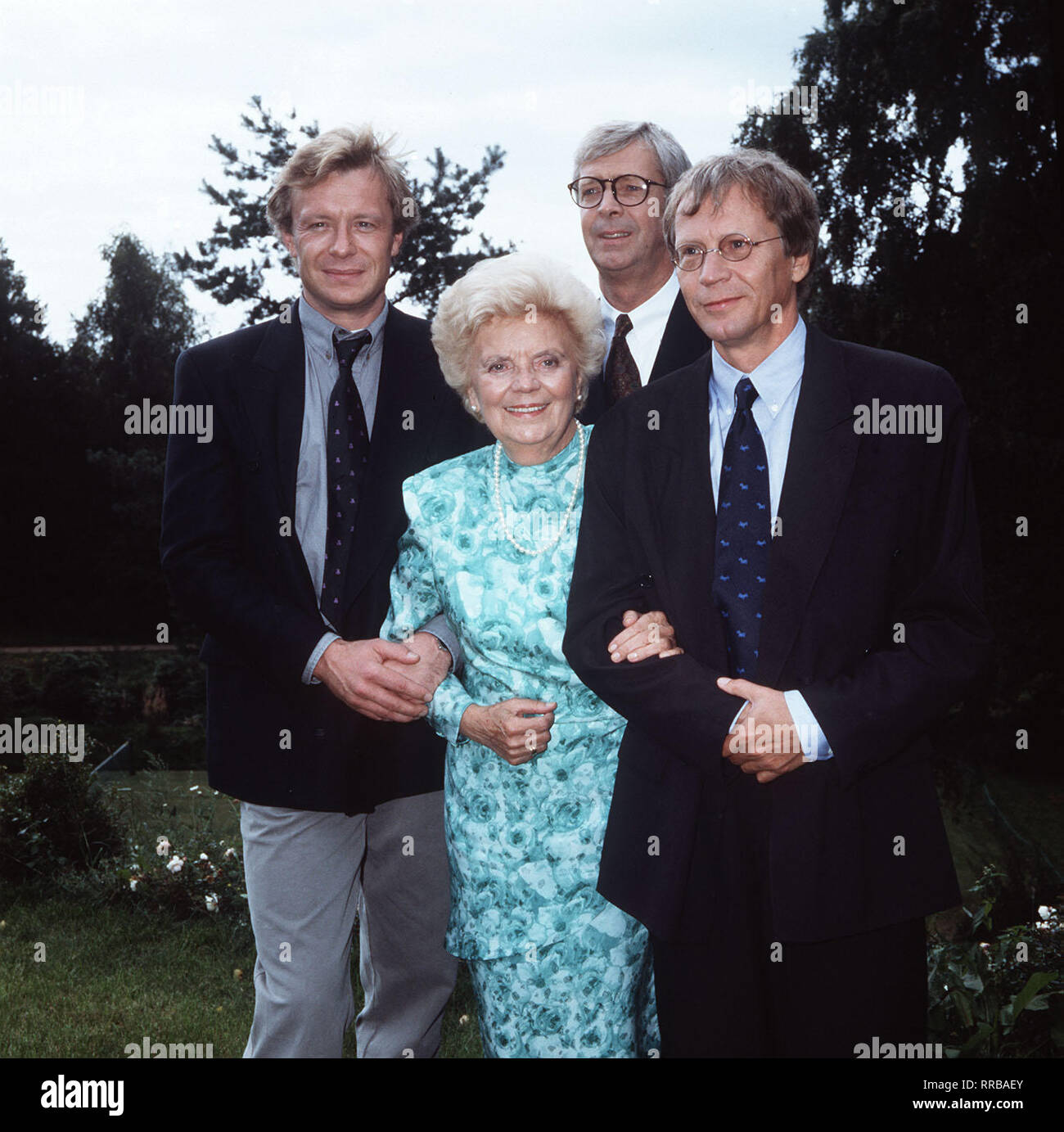 /Frau Kröger (HEIDI KABEL) ben sich zur Ruhe setzen und die Leitung ihres Familenunternehmens ein einen ihrer drei Söhne übergeben. Und so kümmern sich Hans-Peter (NEITHART RIEDEL), Hans-Dieter (GERNOT ENDEMANN) und Hans-Christian (VOLKERT KRAEFT, hinten) erwartungsvoll um Sie... /36458/, 10 DFAN 3 MUT/Überschrift: MUTTER UND SÖHNE/D 1992 Stockfoto