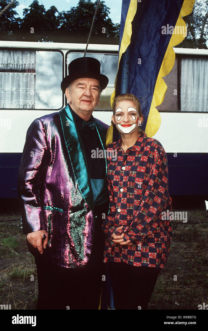 Happy Birthday Szene mit dem Zirukusdirektor (Alexander) und Lisa (STEFANIE PHILIPP). Regie: Eberhard Pieper aka. 9. Wie im Zirkus/Überschrift: HAPPY BIRTHDAY/BRD 1998 Stockfoto