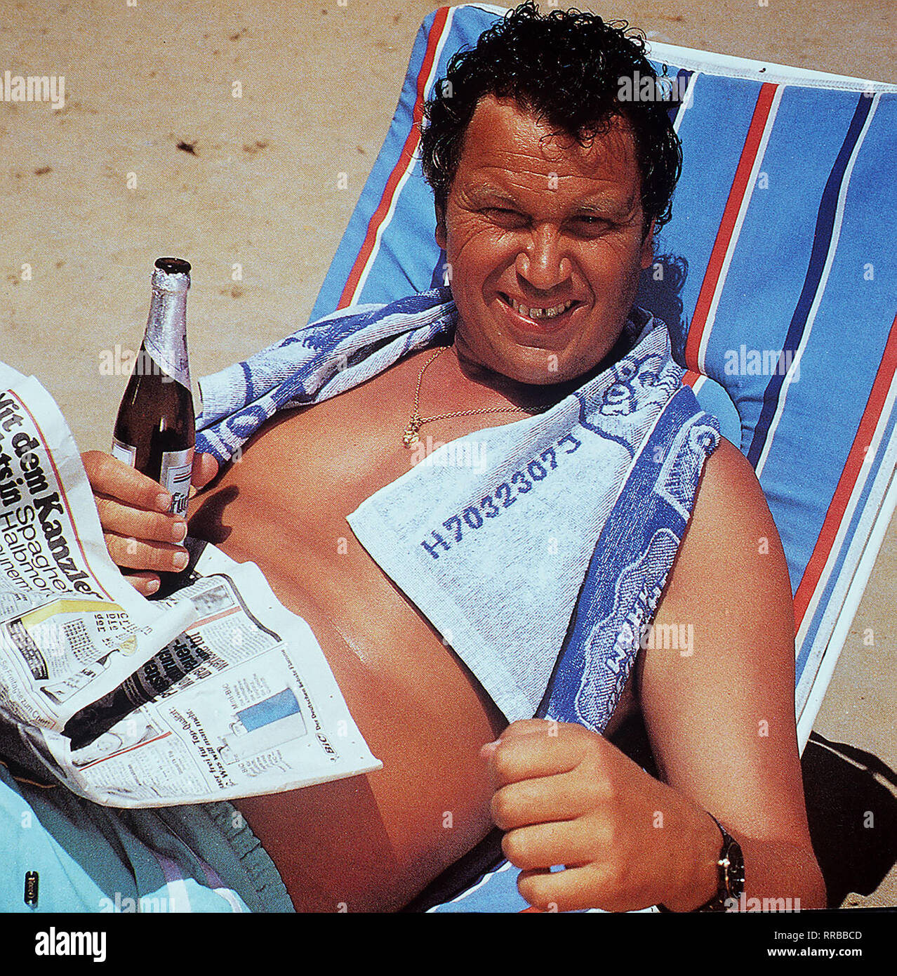 MAN SPRICHT DEUTSCH D 1987 - Hanns Christian Müller Familie Löffler - Vater Erwin, Mutter Irmgard und Sohn Heinz-Rüdiger-hat den Urlaub wieder Lichtblick in Valcina Mare an der Adria verbracht. Nonne, am letzten Tag, träumen sie noch Lichtblick von Abenteuern, die sie gerne erlebt hätten... Bild: Erwin Löffler (Gerhard Polt) Regie: Hanns C. Müller aka. Ein Film von Gerhard Polt/Überschrift: Mann spricht deutsch/BRD 1987 Stockfoto