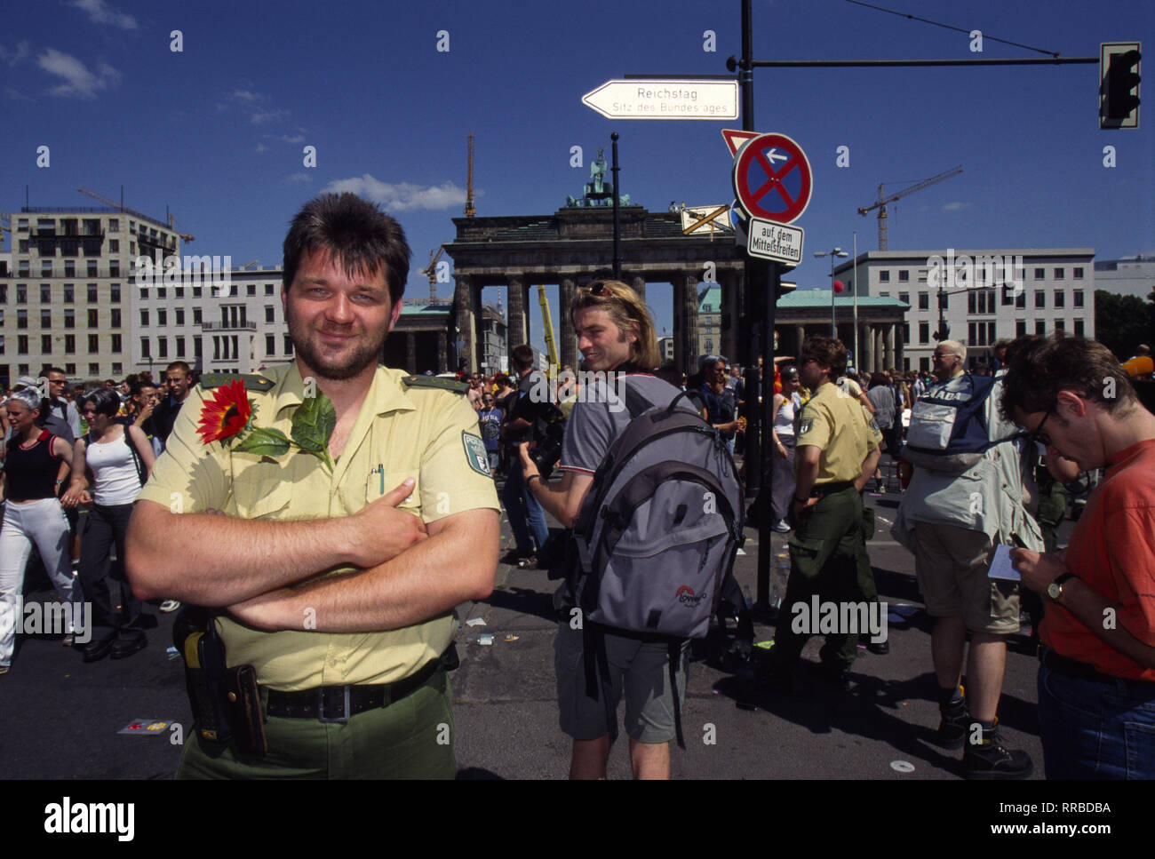 Loveparade/Love Parade in Berlin, Brandenburger Tor, Polizist mit Blume, Polizist mit Blume, 1999. /Überschrift: Love Parade Stockfoto