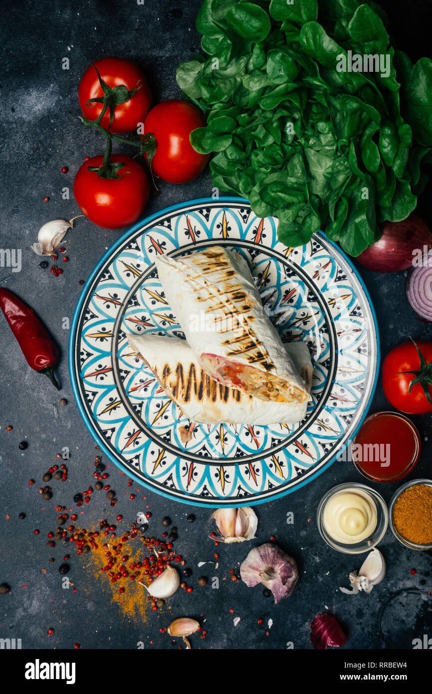 Döner Kebab (shawarma oder Döner wrap). Gegrilltes Hähnchen auf LAVASH ...