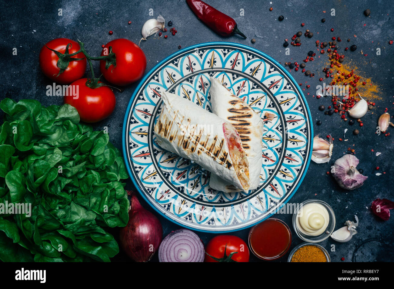 Döner Kebab (shawarma oder Döner wrap). Gegrilltes Hähnchen auf LAVASH ...