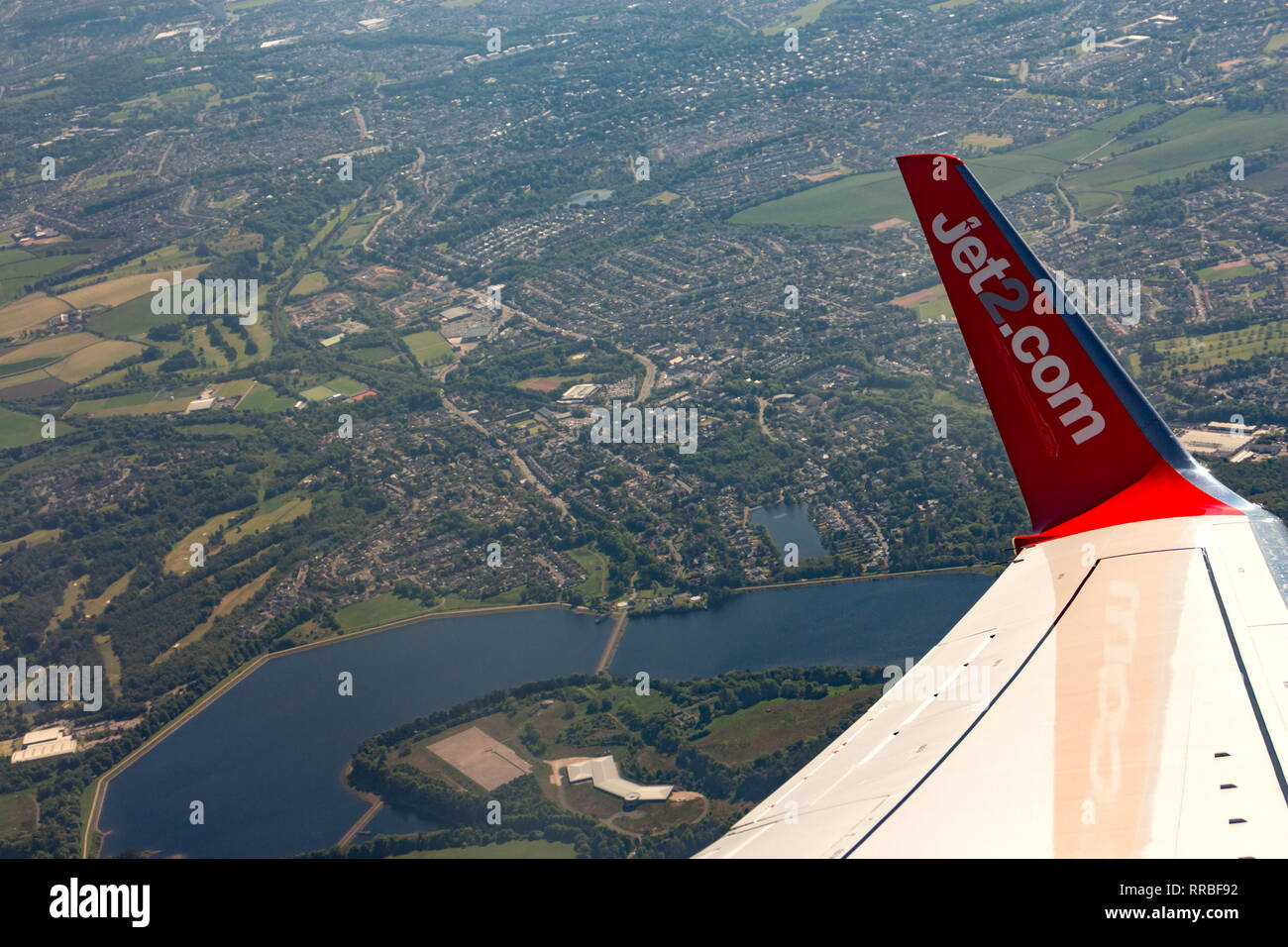 Flügel einer Boeing 737 fliegen über die britische Landschaft, Schottland. Stockfoto
